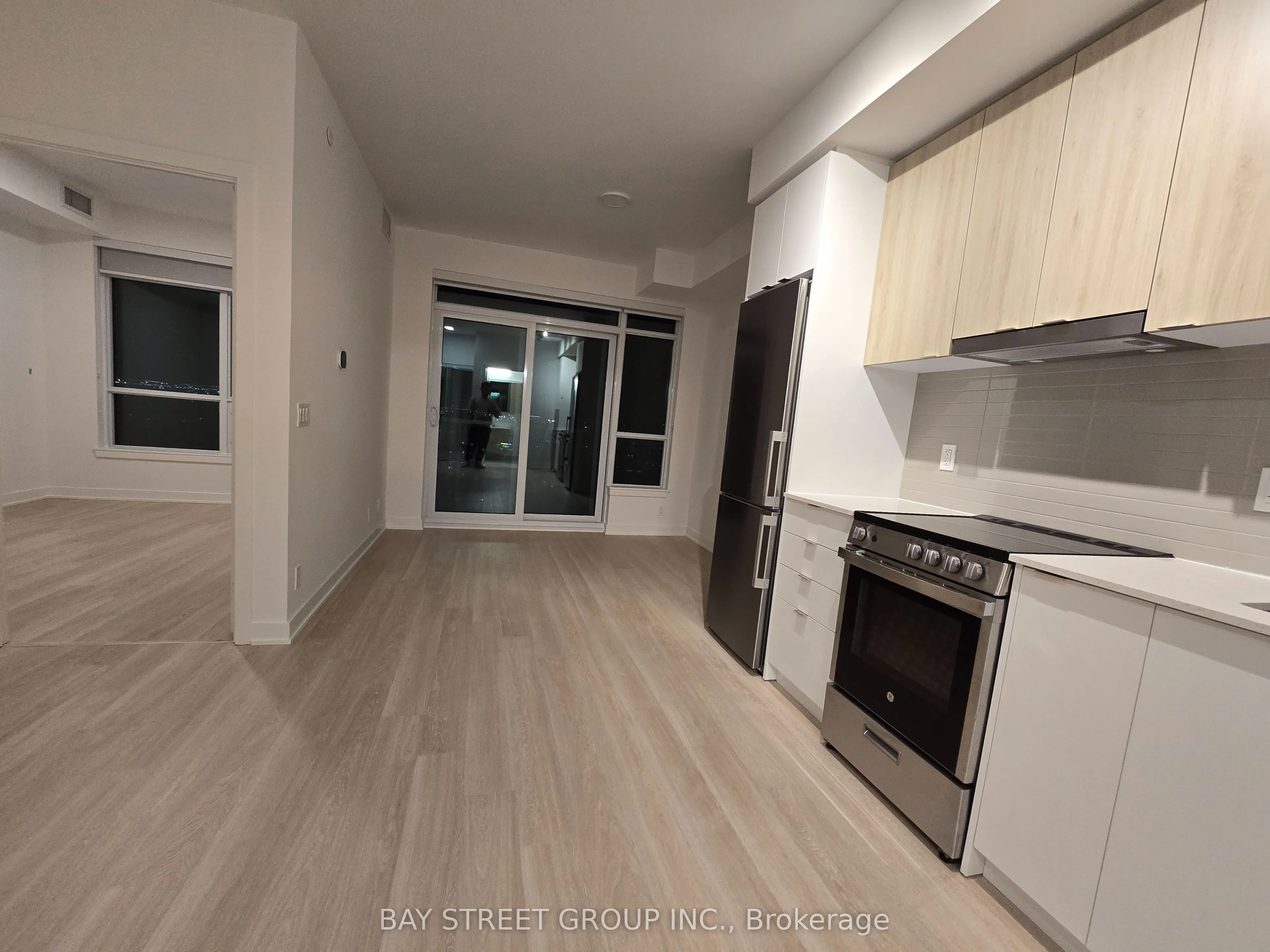 50 Upper Mall Way #1806B