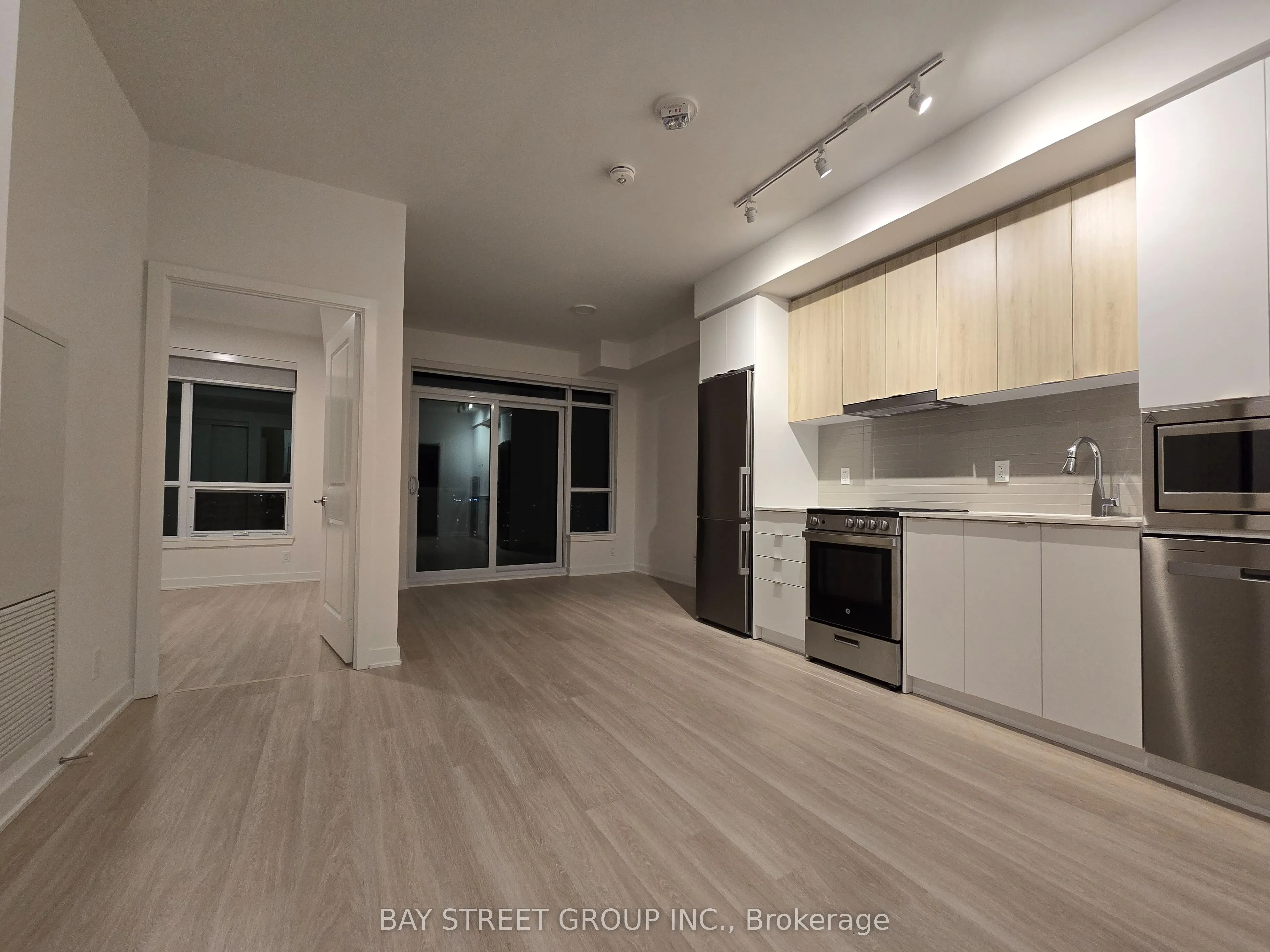 50 Upper Mall Way #1806B