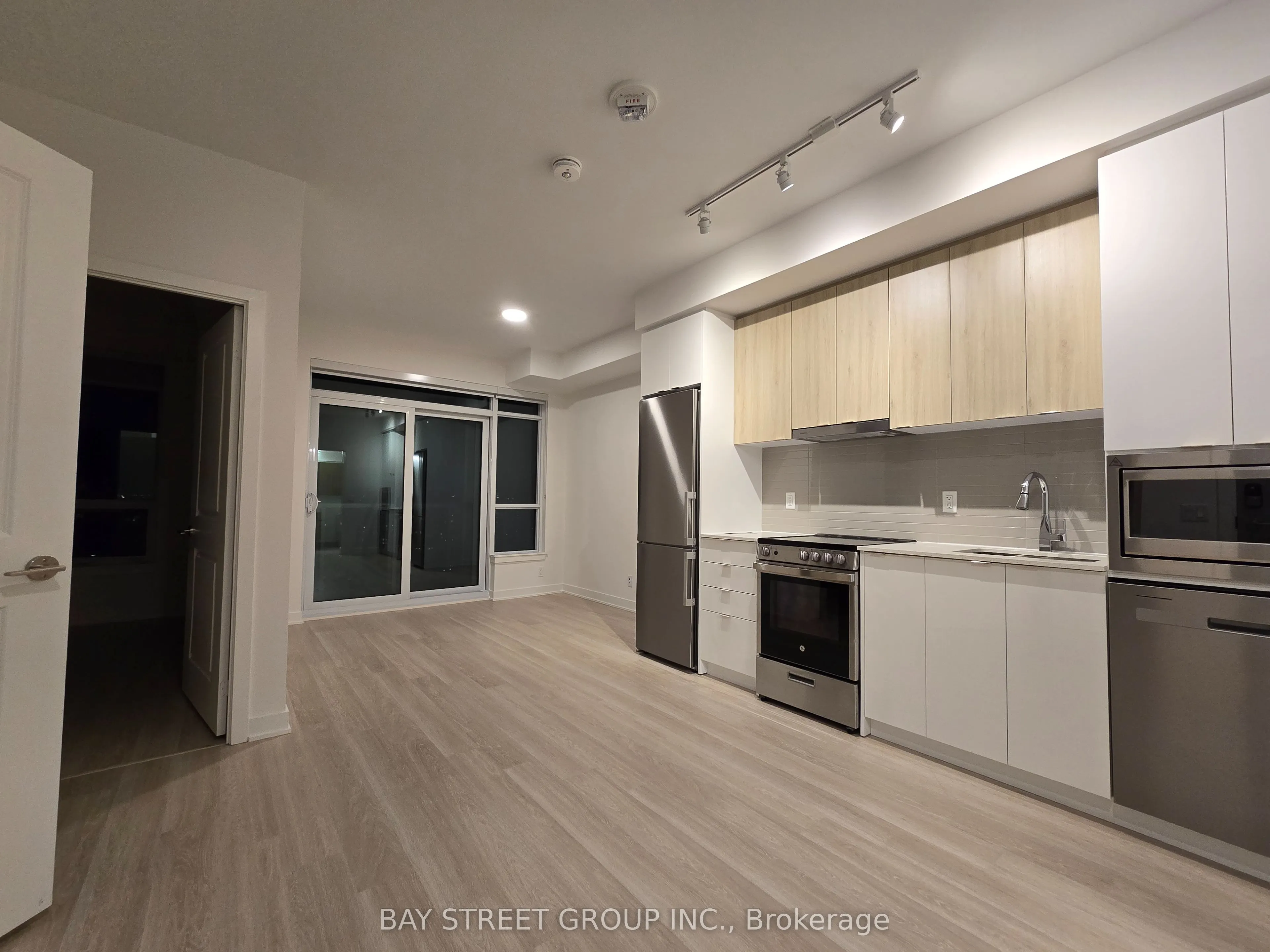 50 Upper Mall Way #1806B