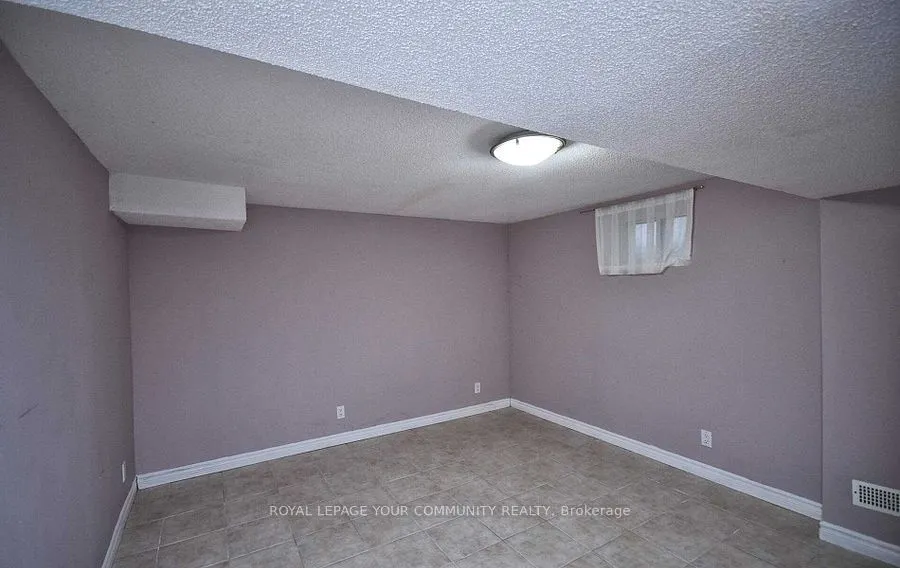 25 Rockport Crescent #Lower