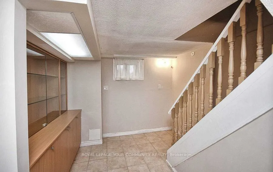 25 Rockport Crescent #Lower