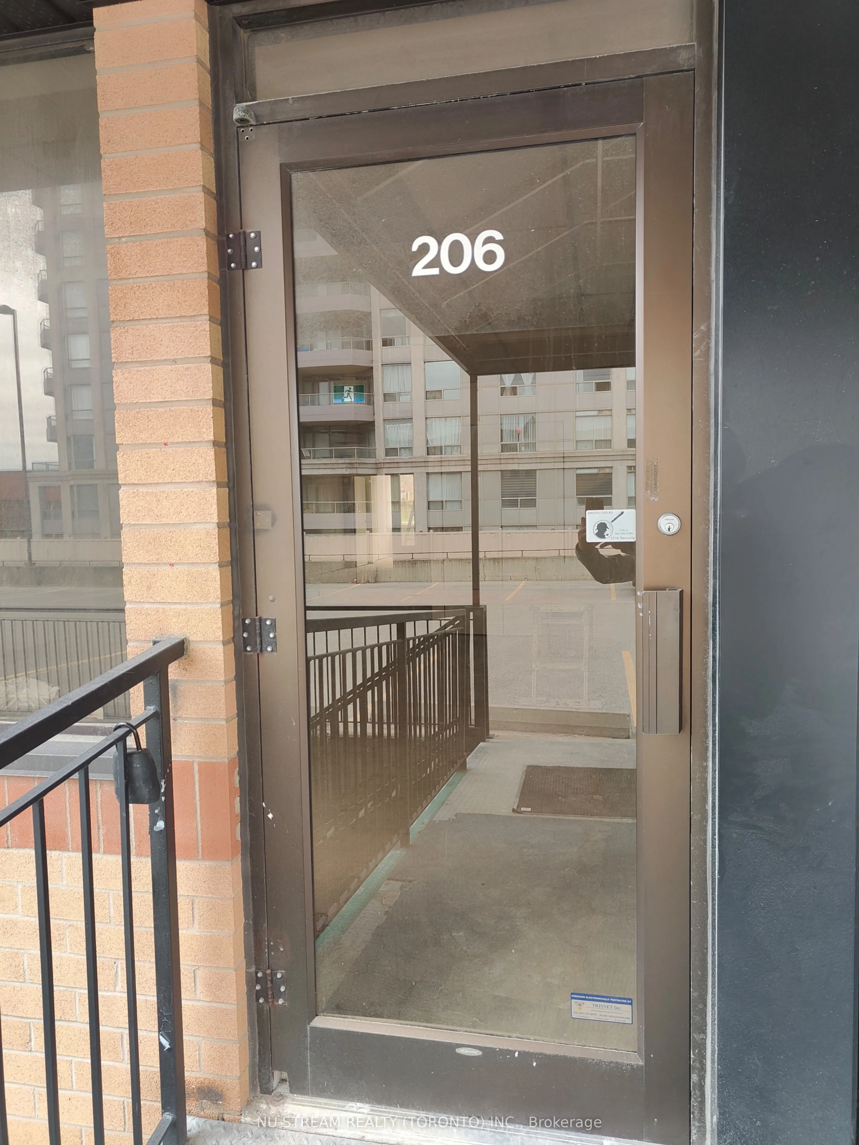 9011 Leslie Street #206