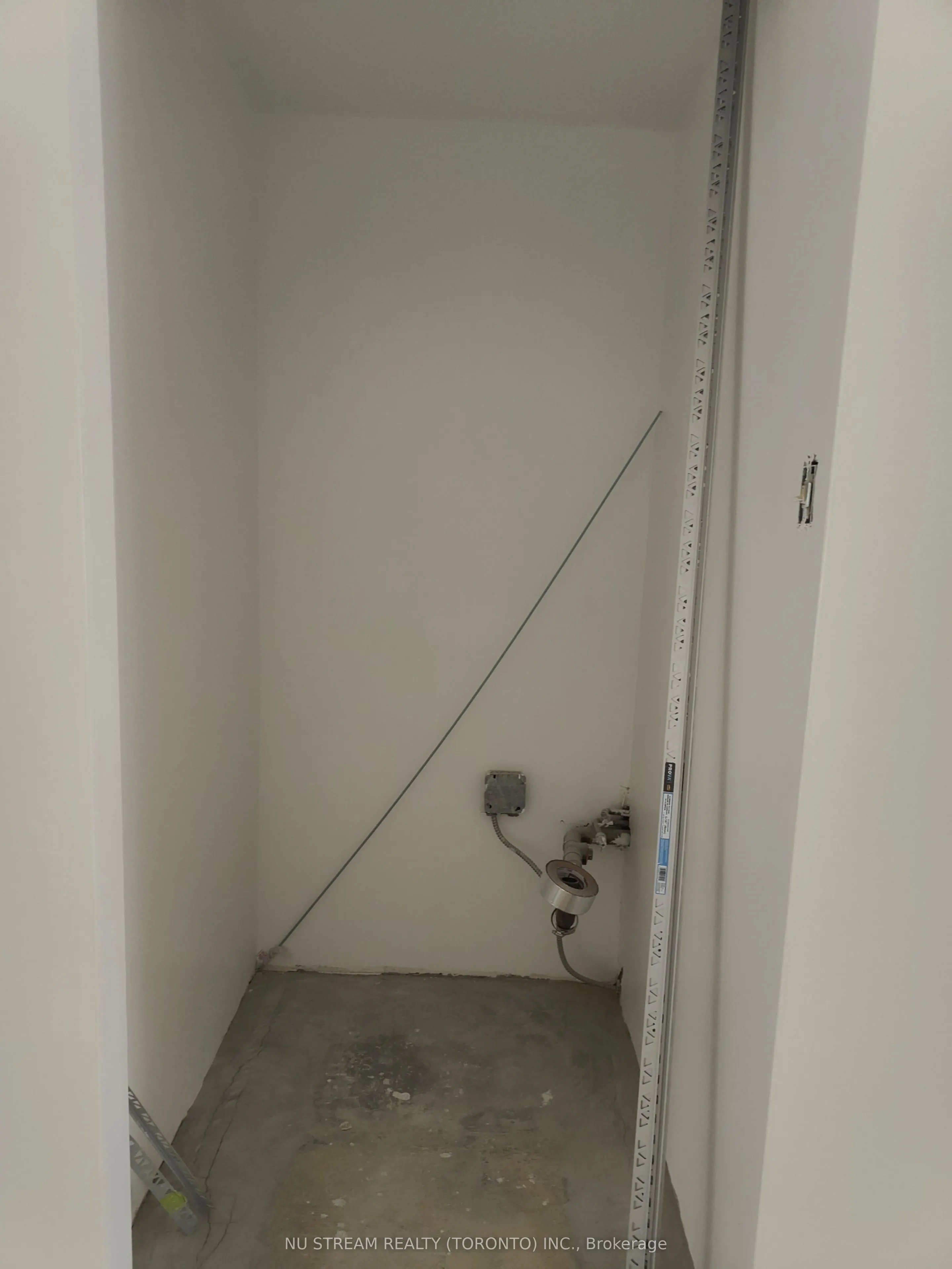 9011 Leslie Street #206