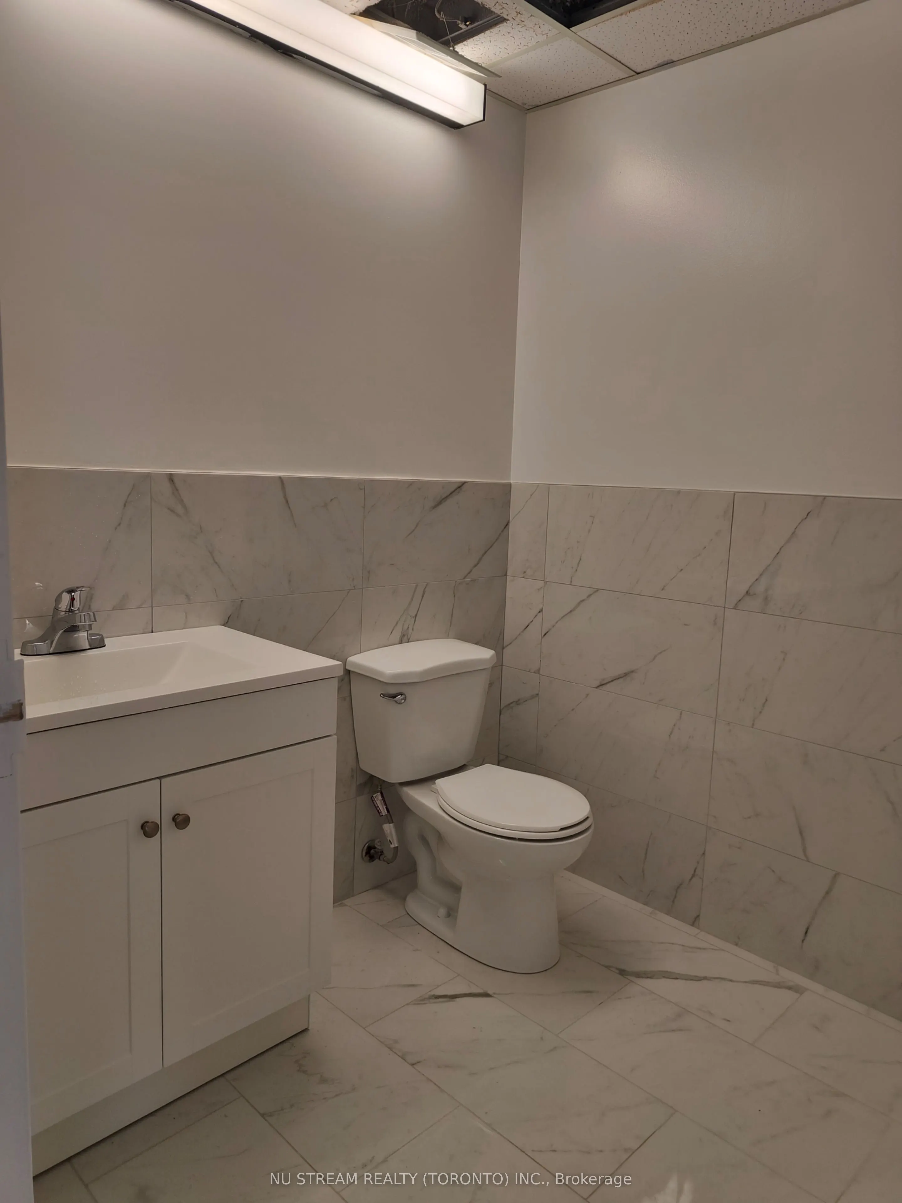 9011 Leslie Street #206