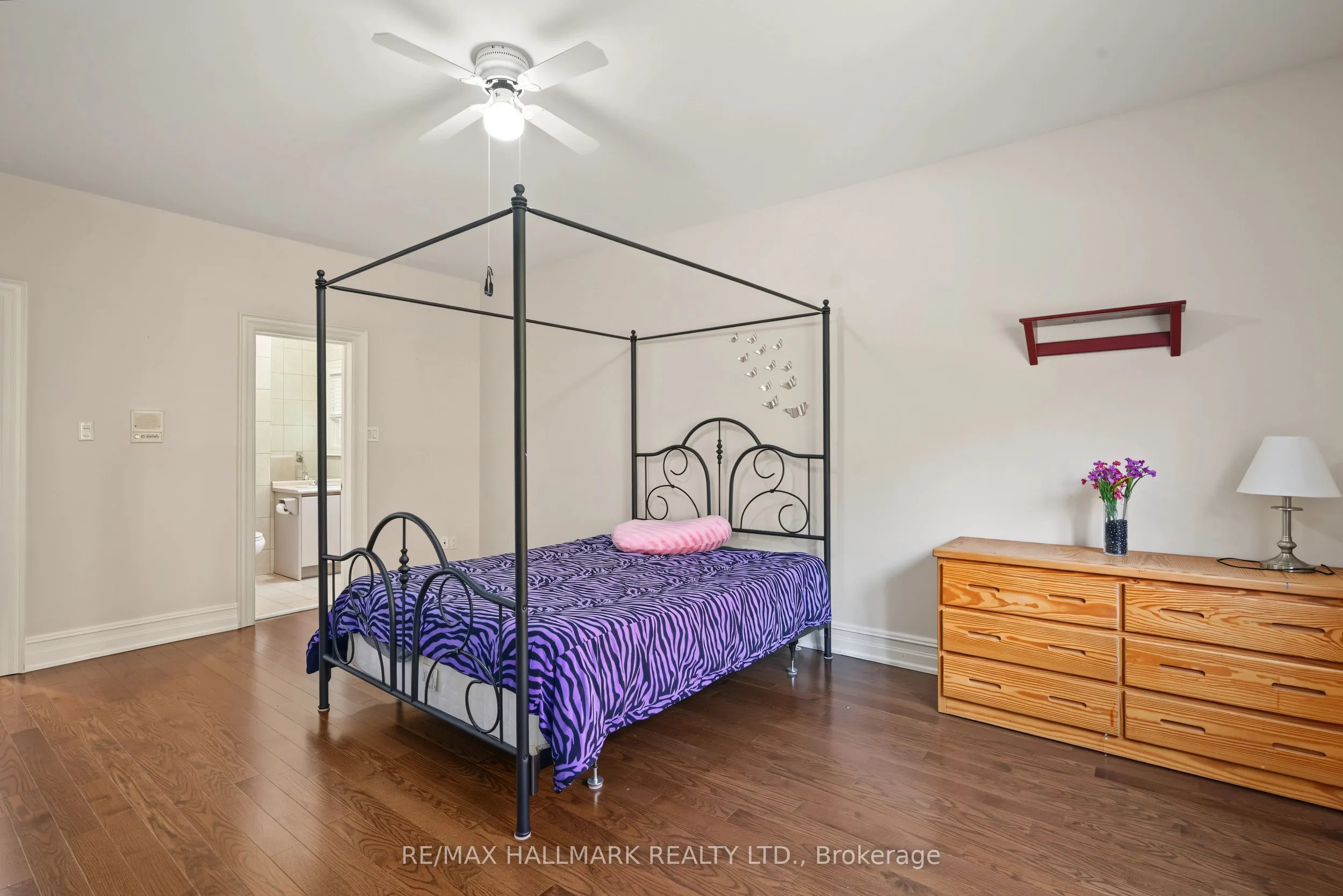 28 Renaissance Court W