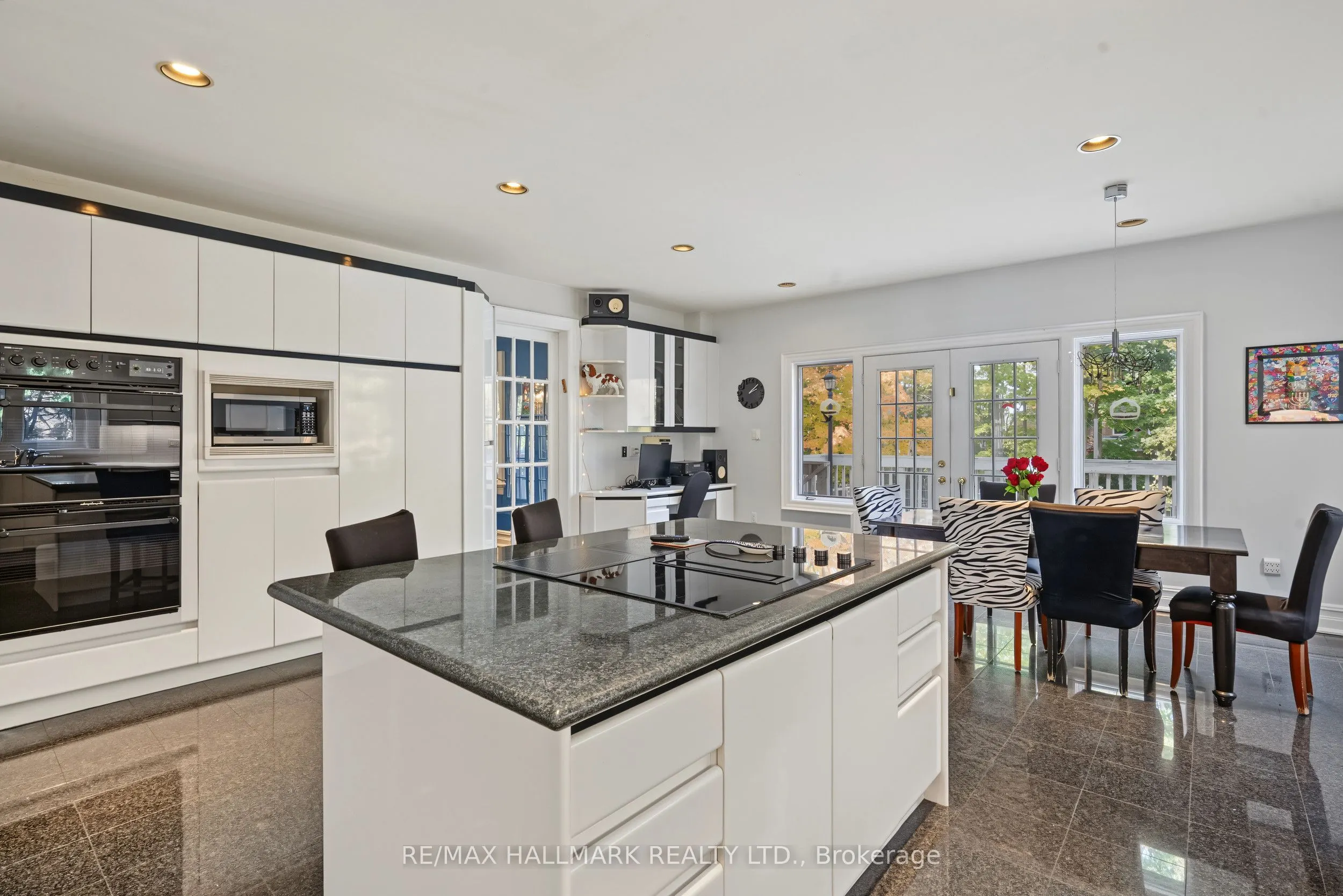 28 Renaissance Court W