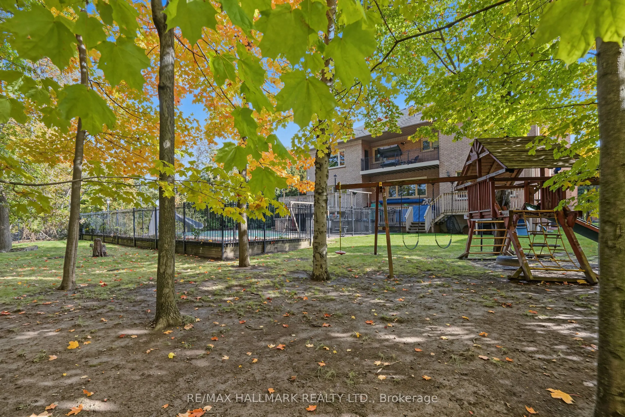28 Renaissance Court W