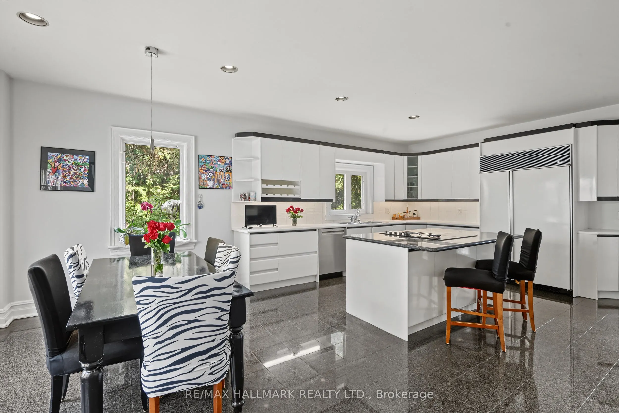 28 Renaissance Court W