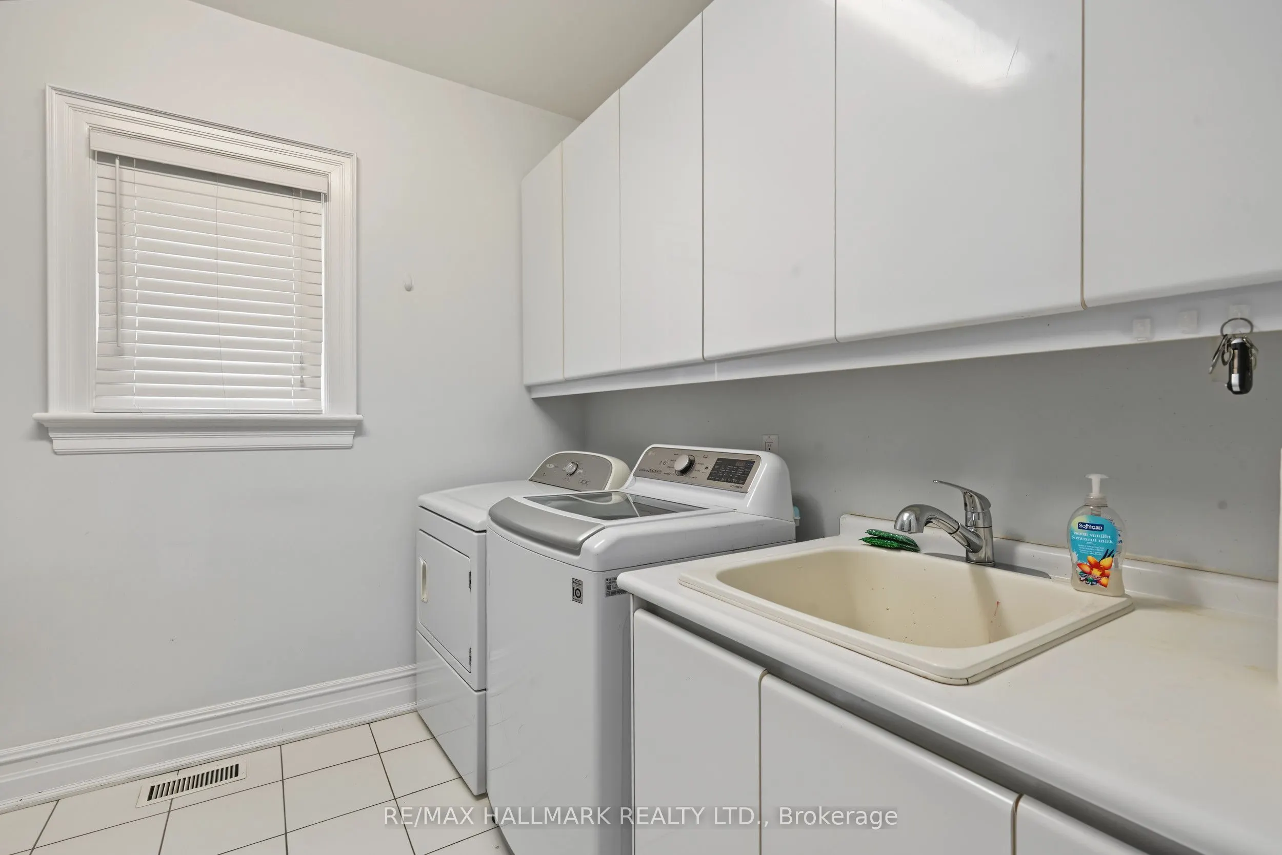 28 Renaissance Court W
