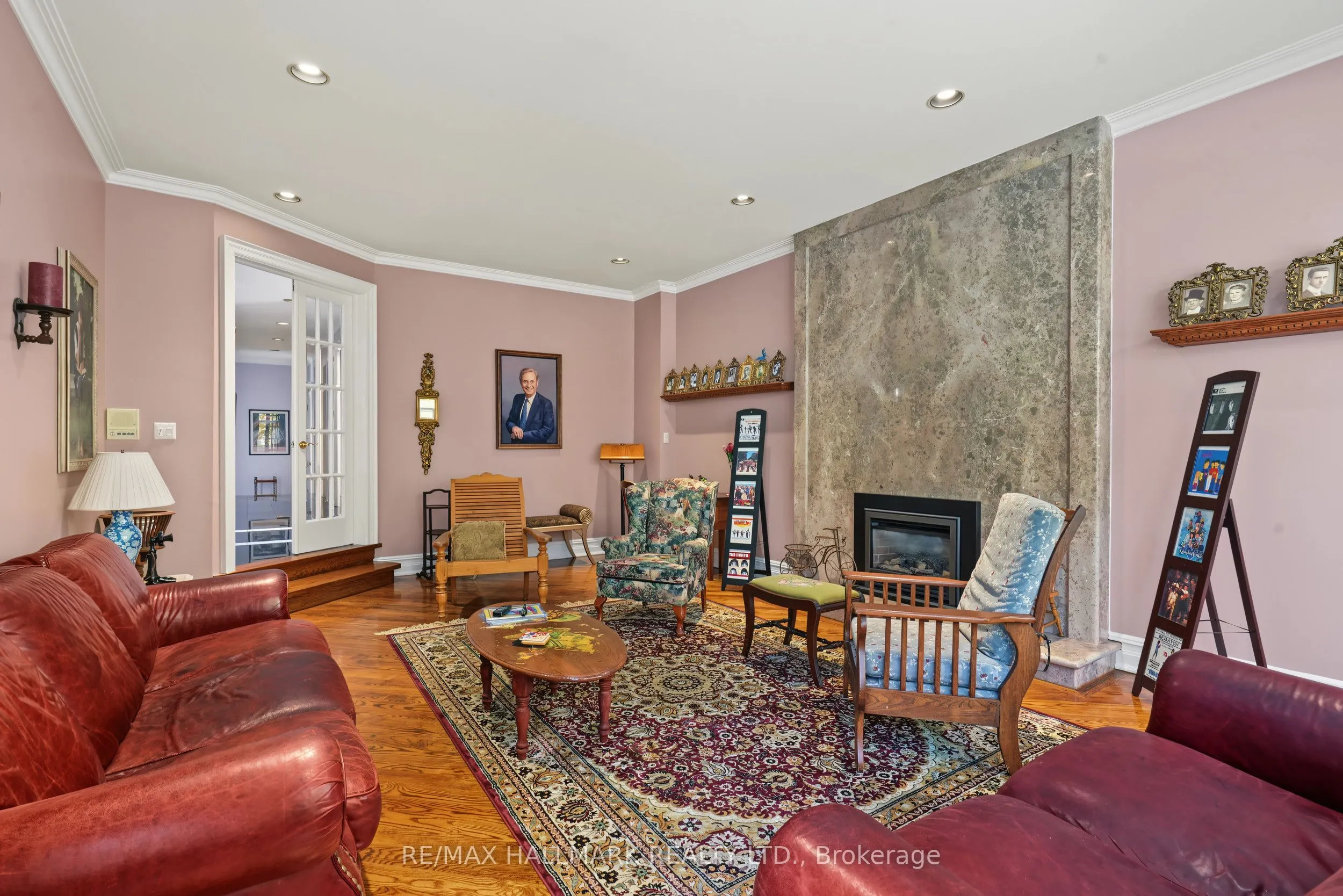 28 Renaissance Court W