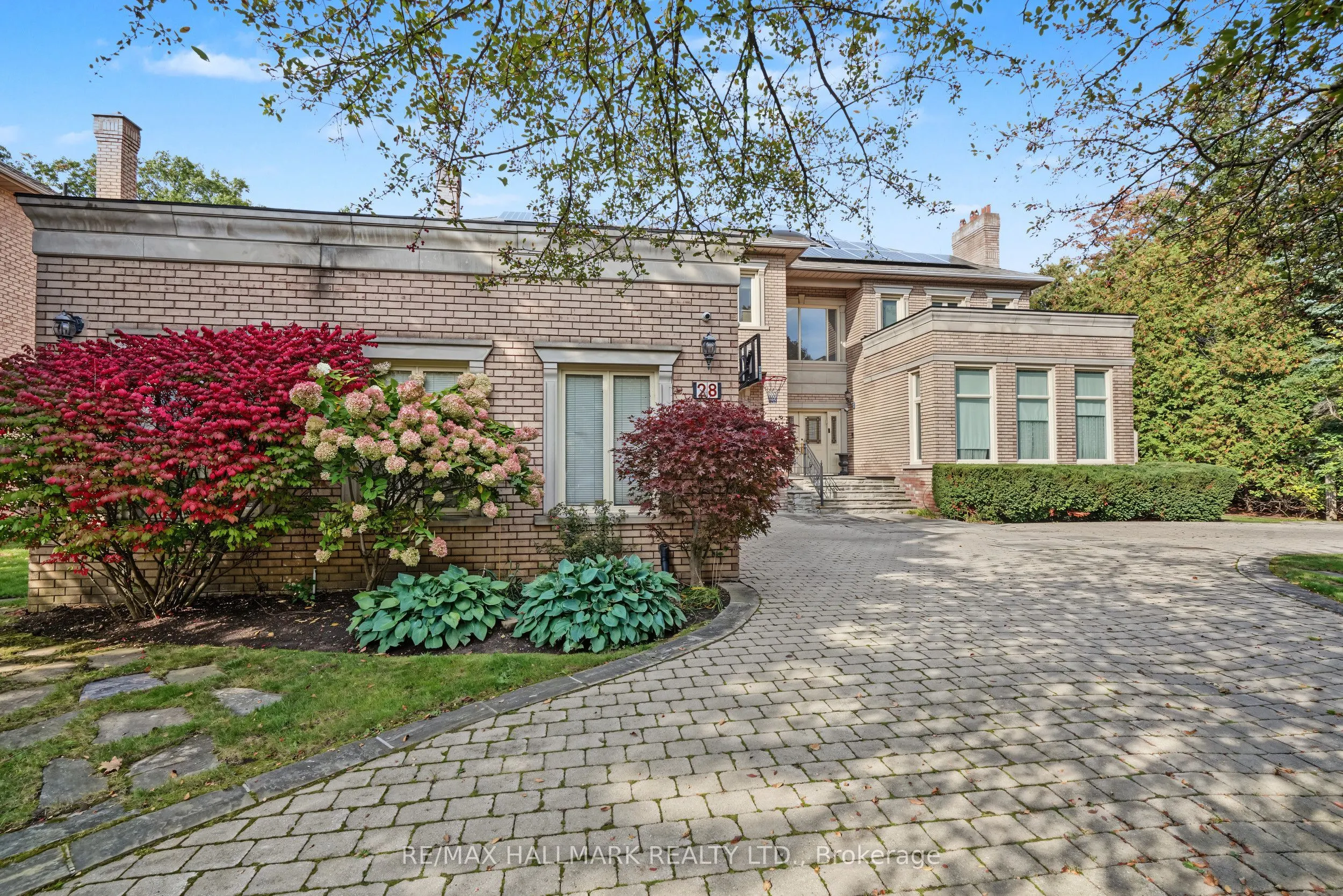 28 Renaissance Court W