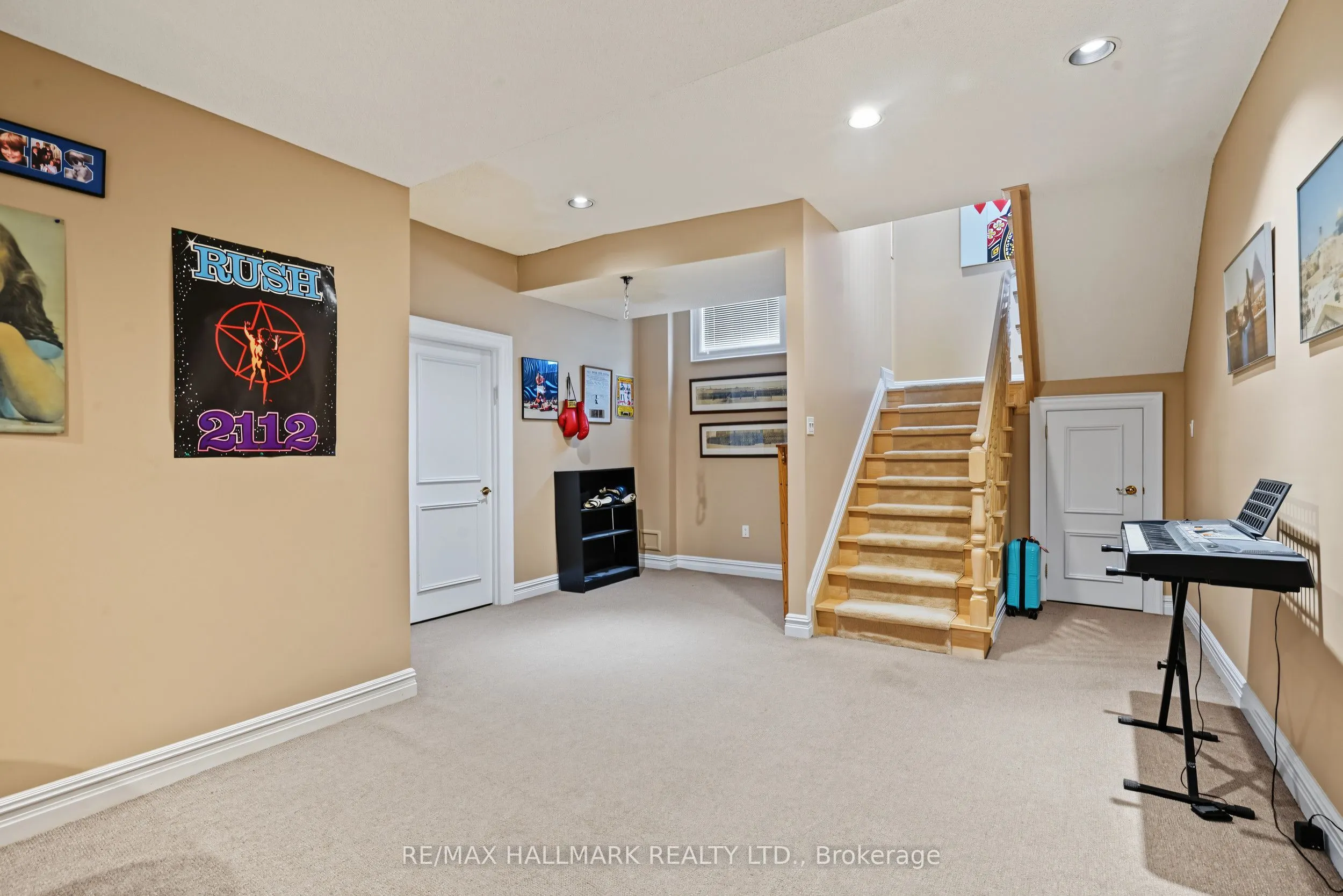 28 Renaissance Court W