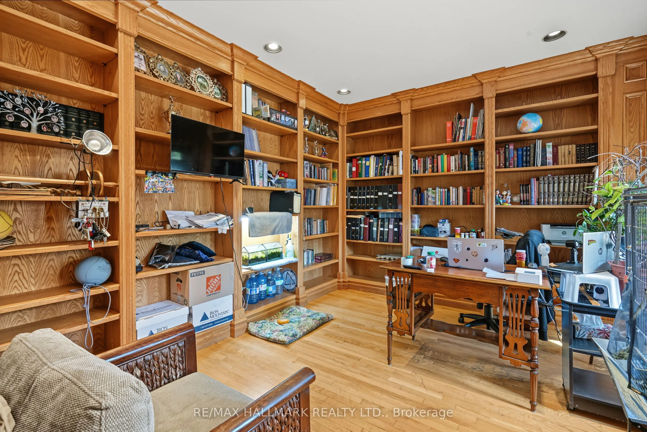 28 Renaissance Court W