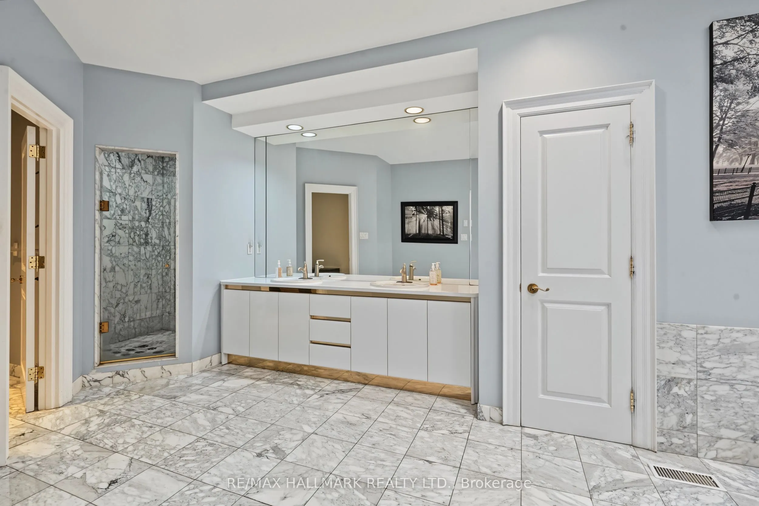 28 Renaissance Court W