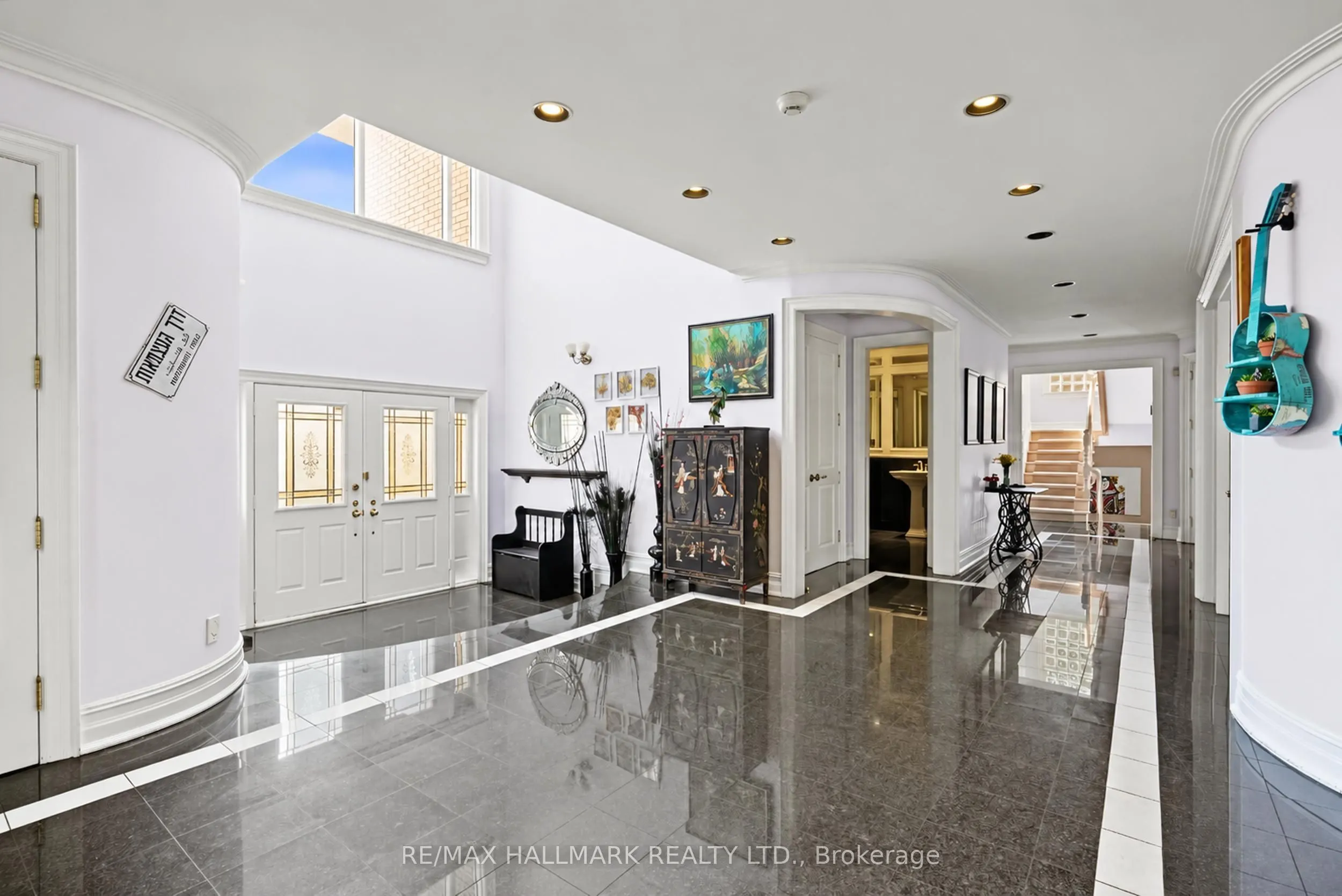 28 Renaissance Court W