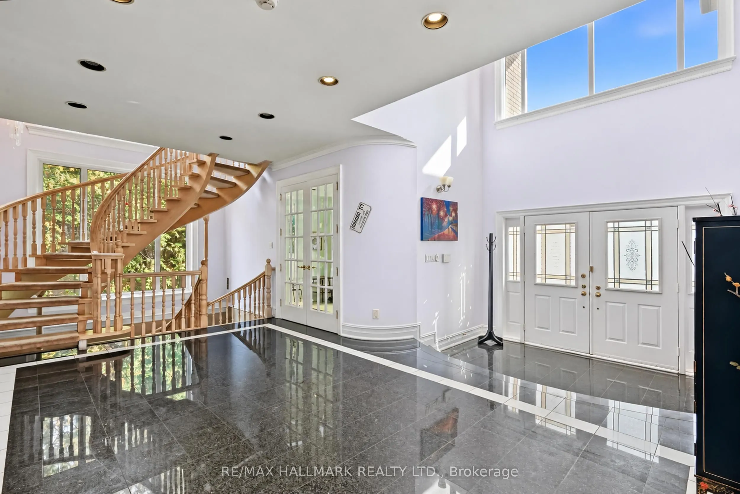 28 Renaissance Court W