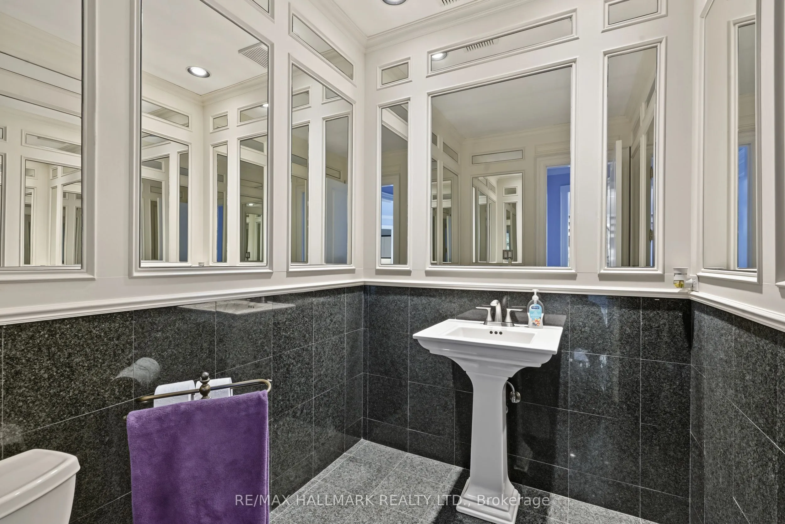 28 Renaissance Court W
