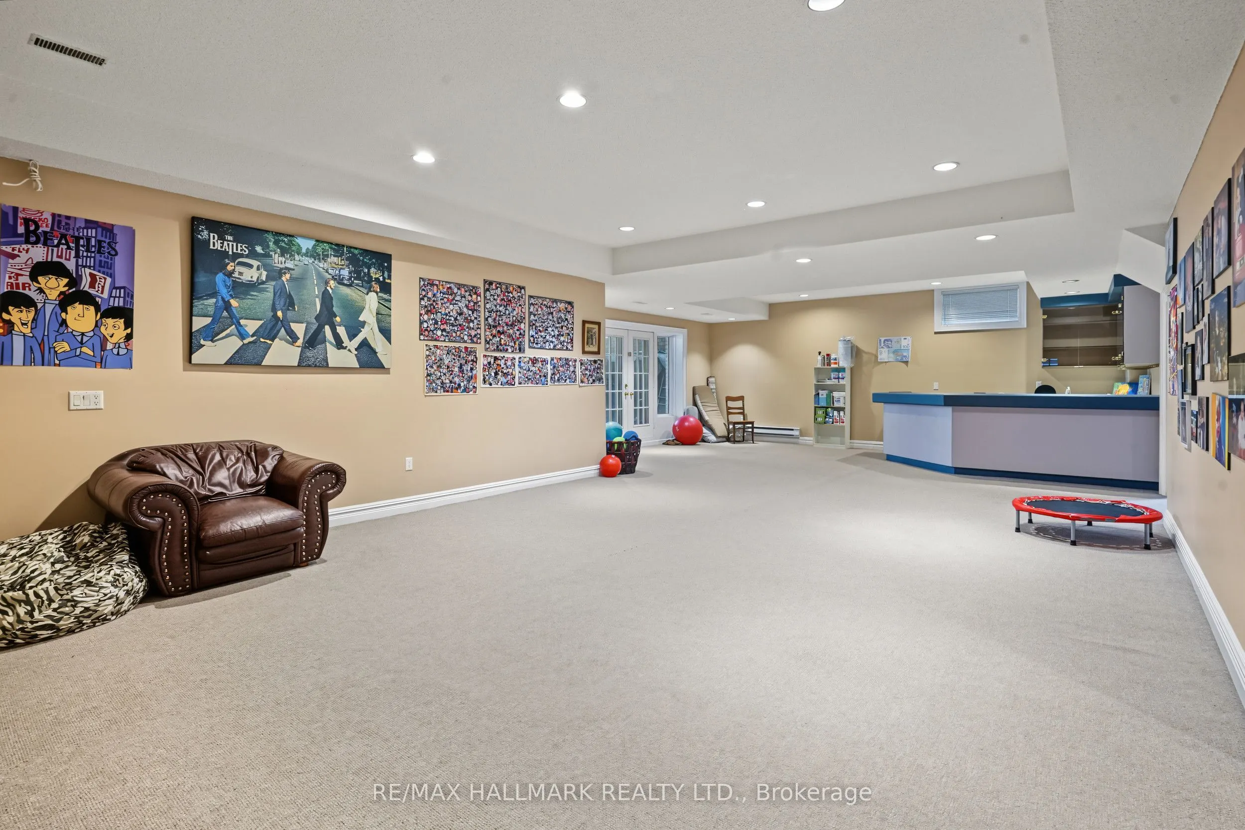 28 Renaissance Court W