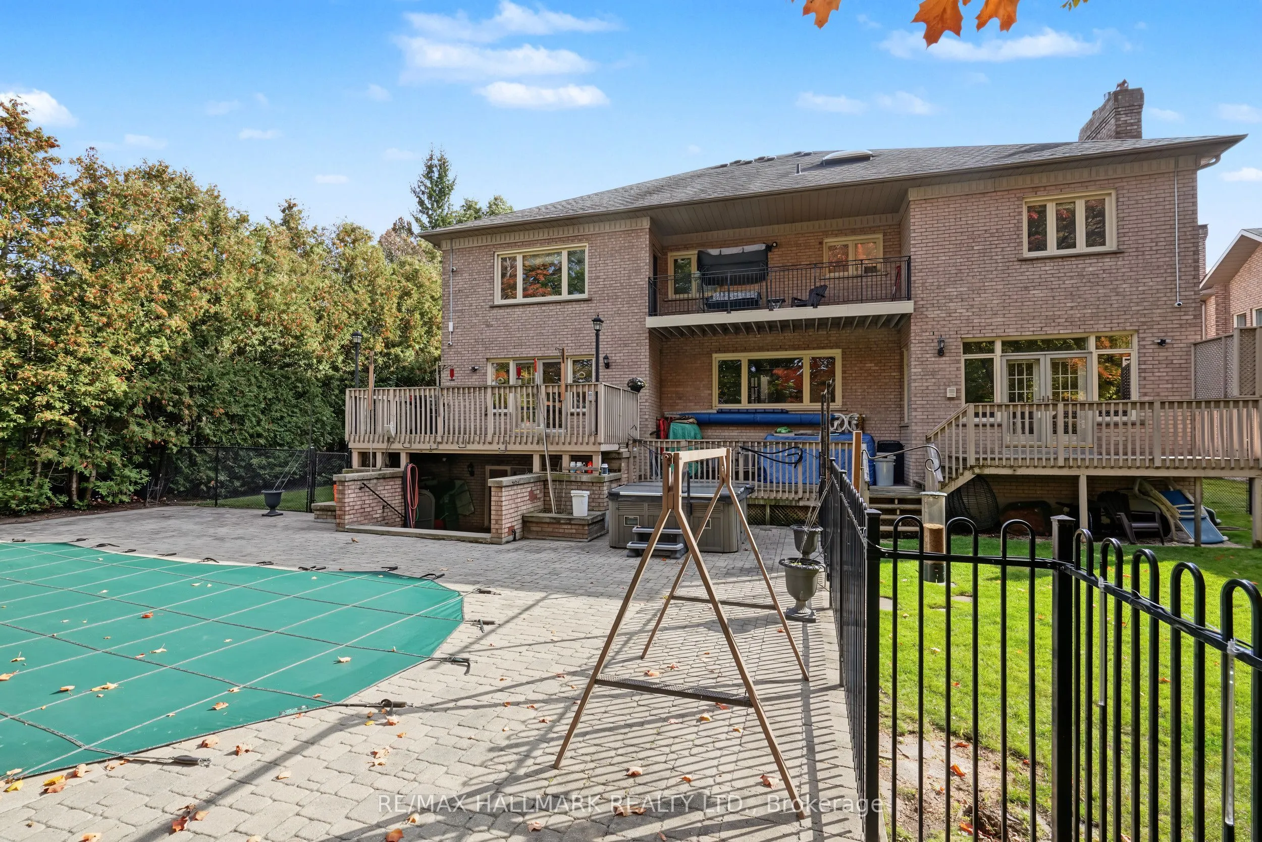 28 Renaissance Court W