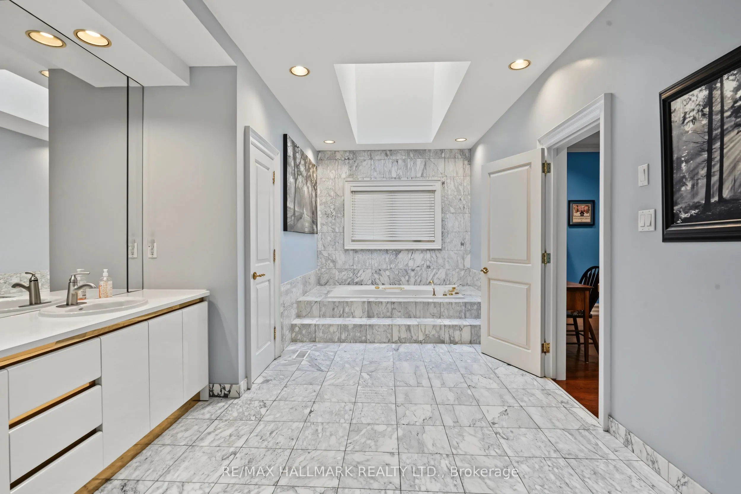 28 Renaissance Court W