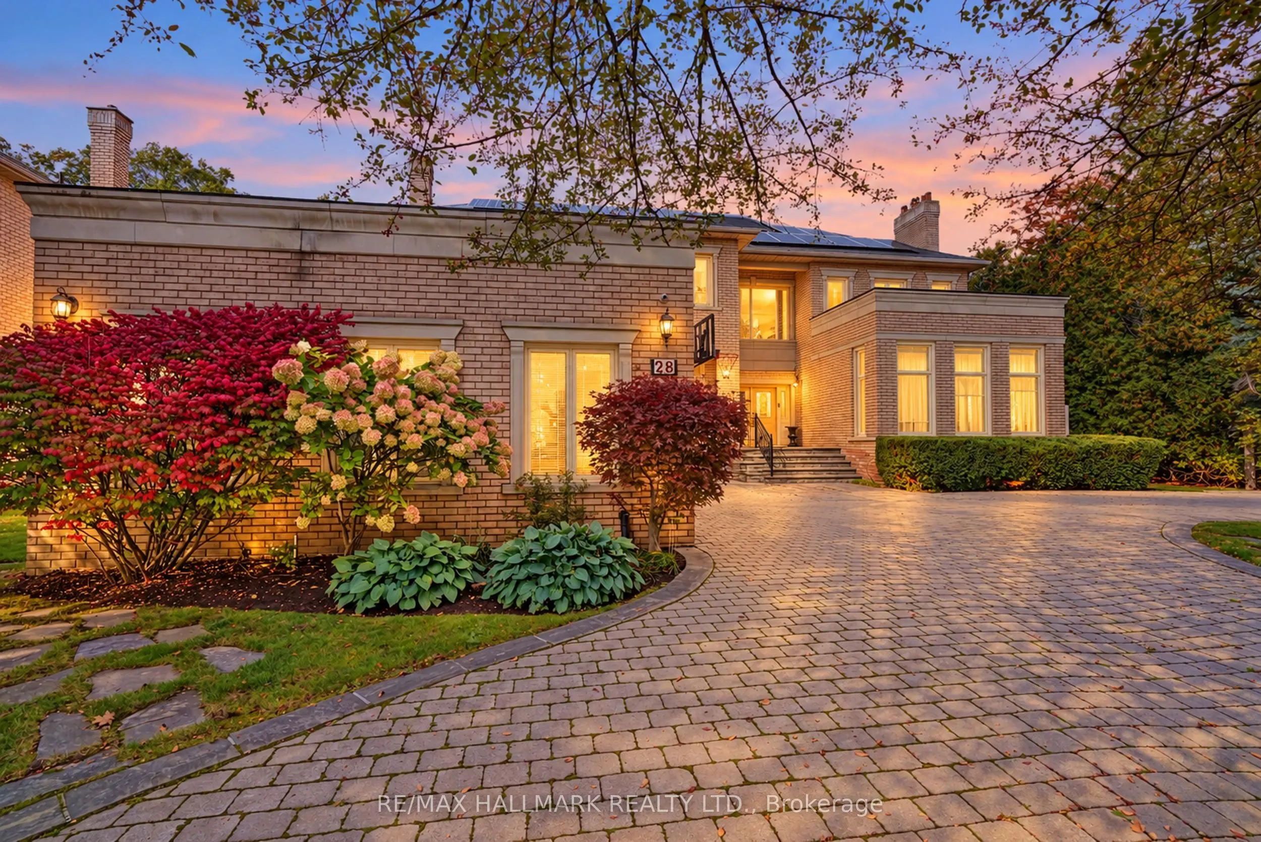 28 Renaissance Court W