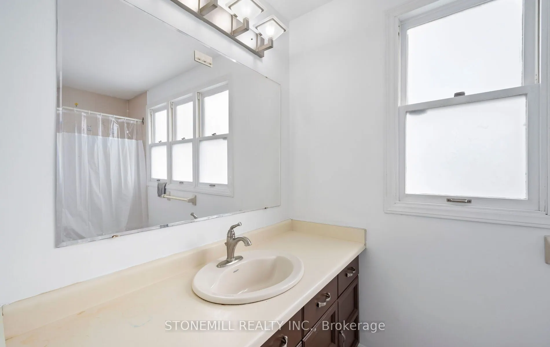 76 Collings Avenue