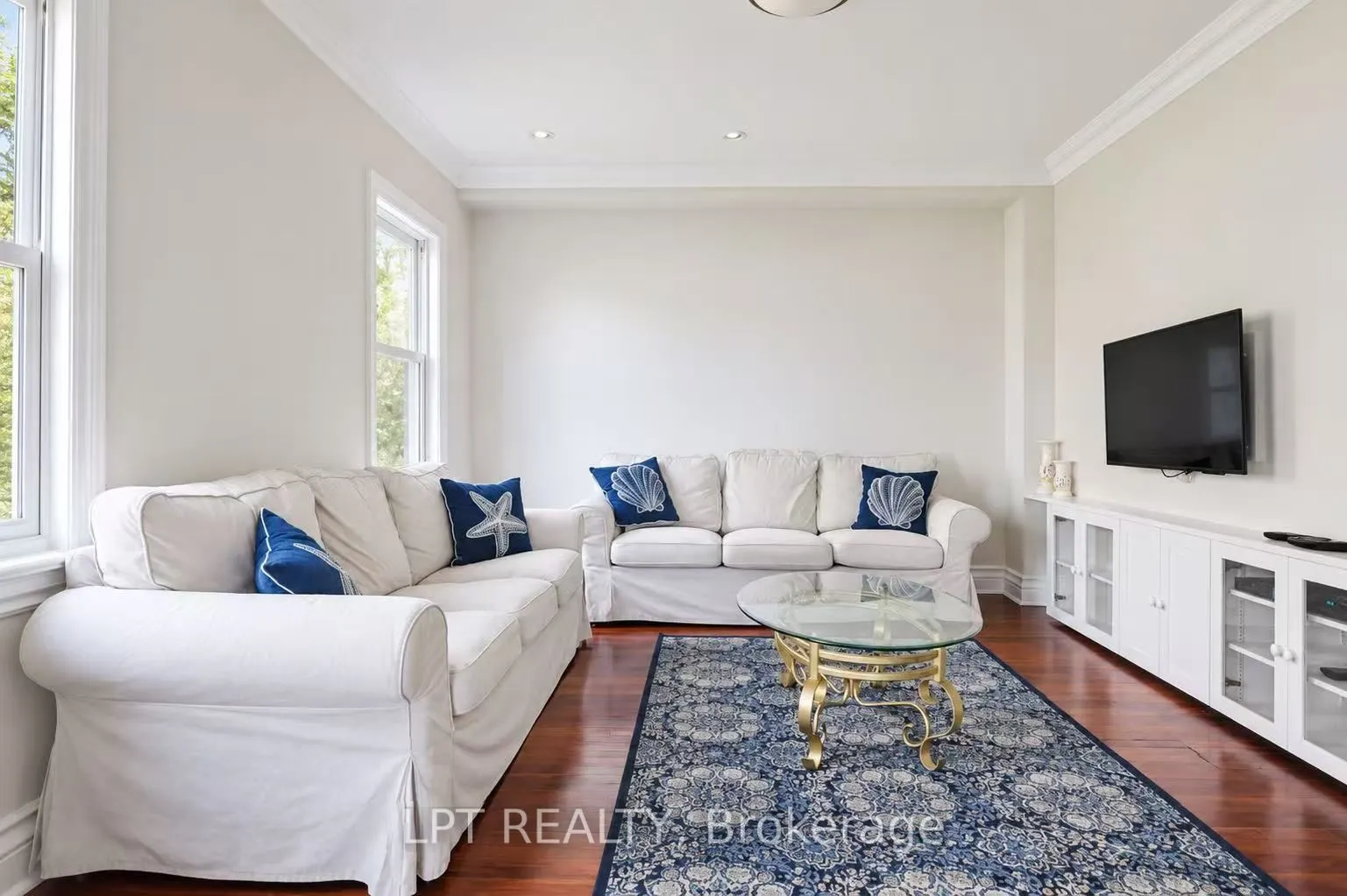 212 Cameron Crescent