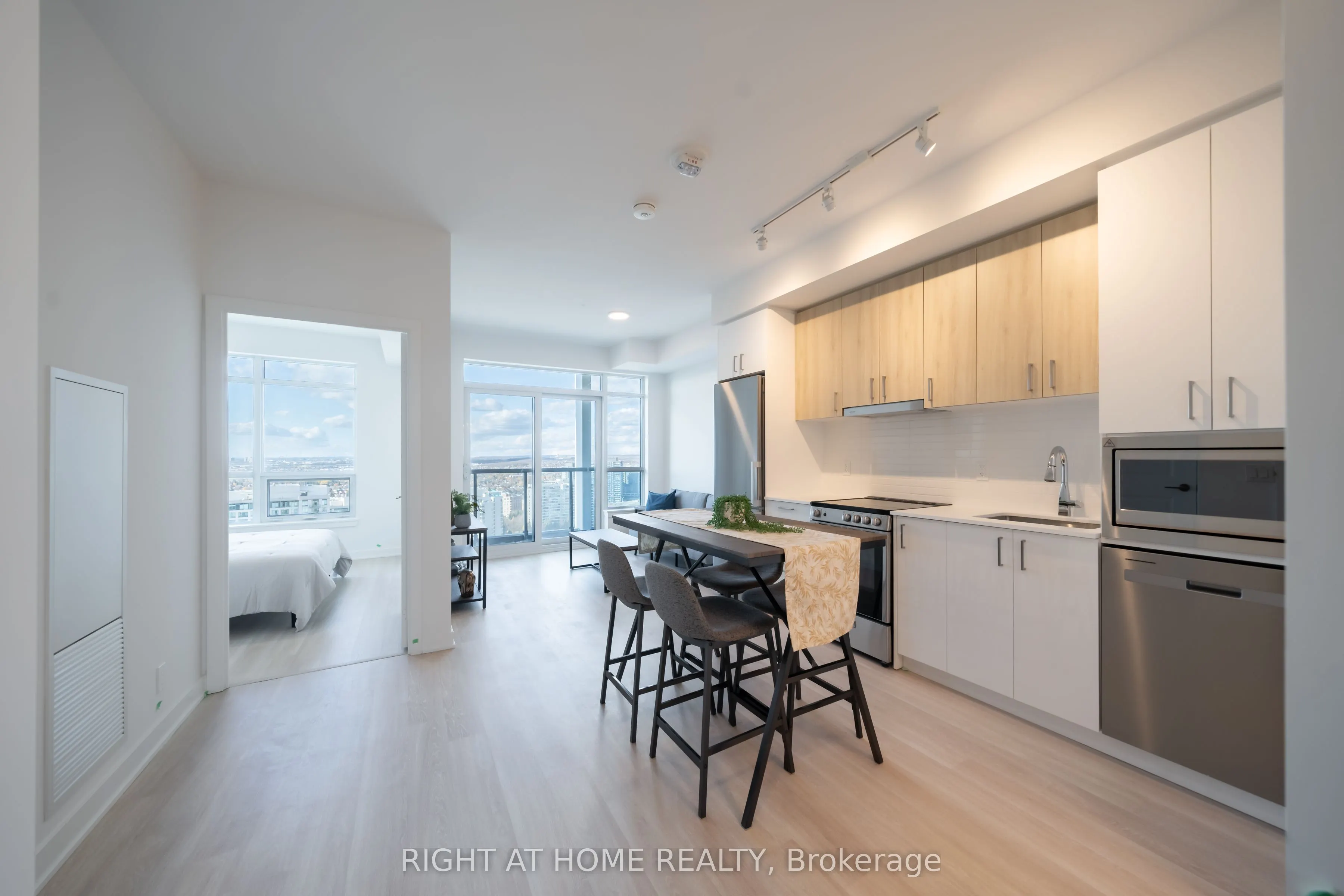 50 Upper Mall Way #2406