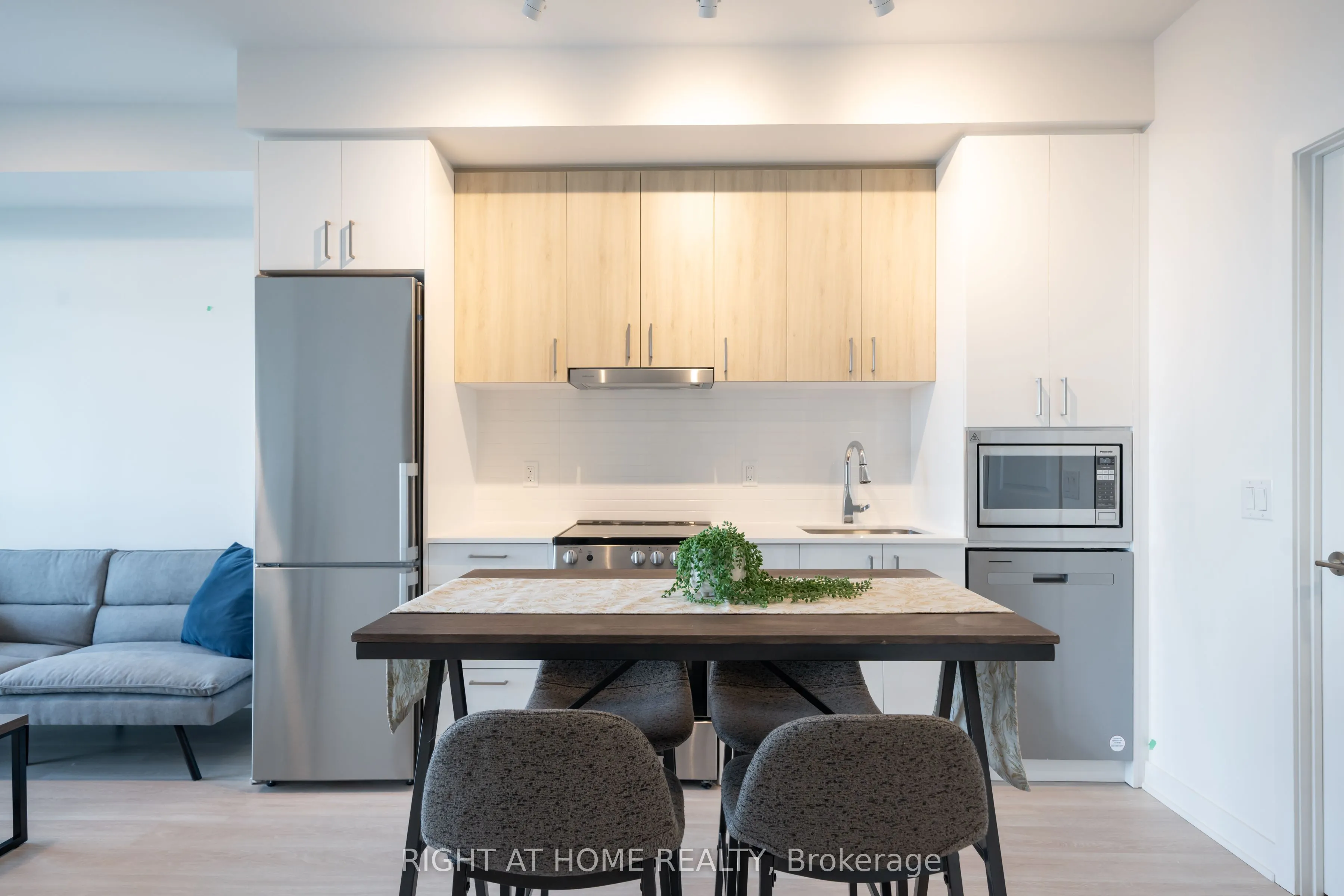 50 Upper Mall Way #2406