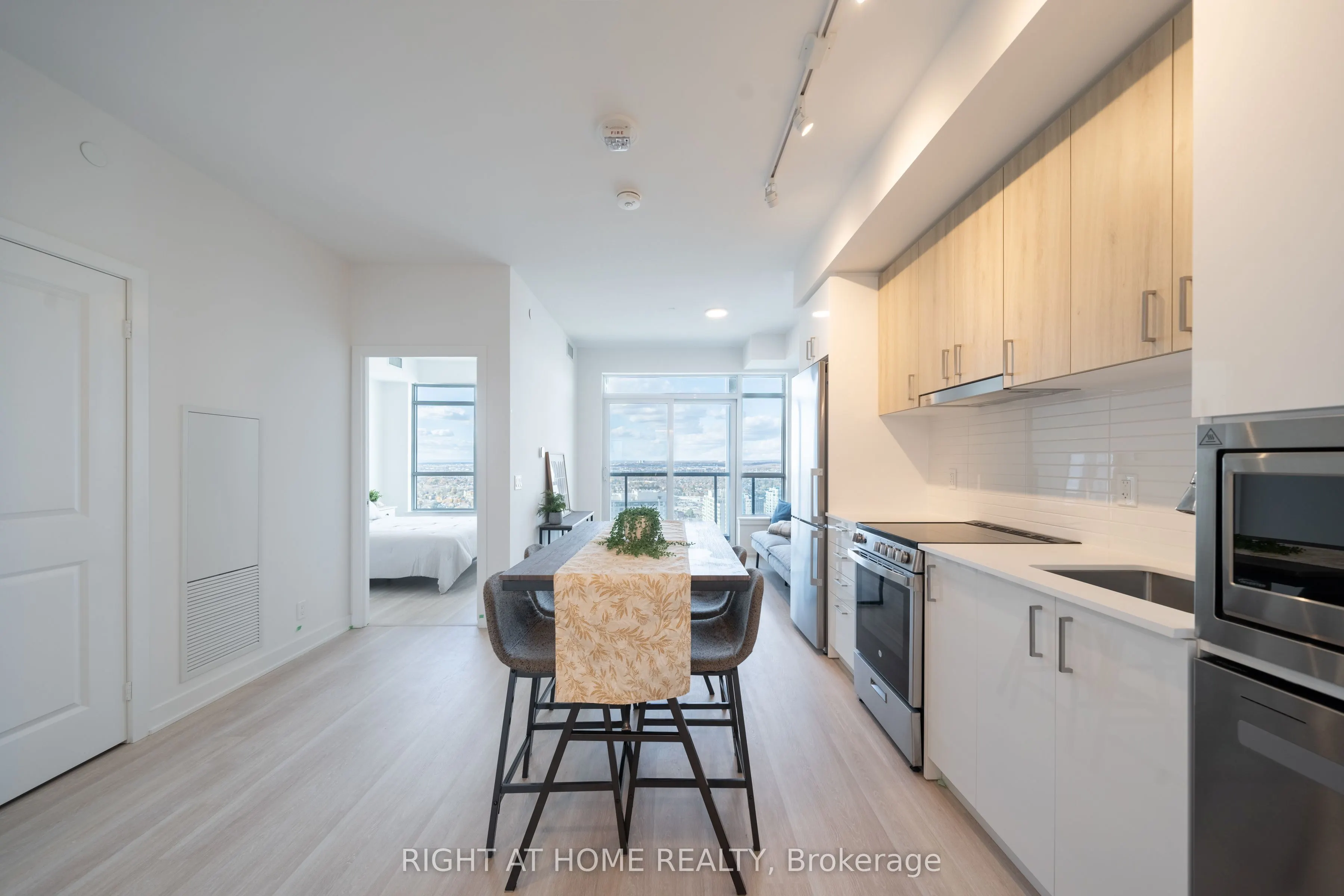 50 Upper Mall Way #2406