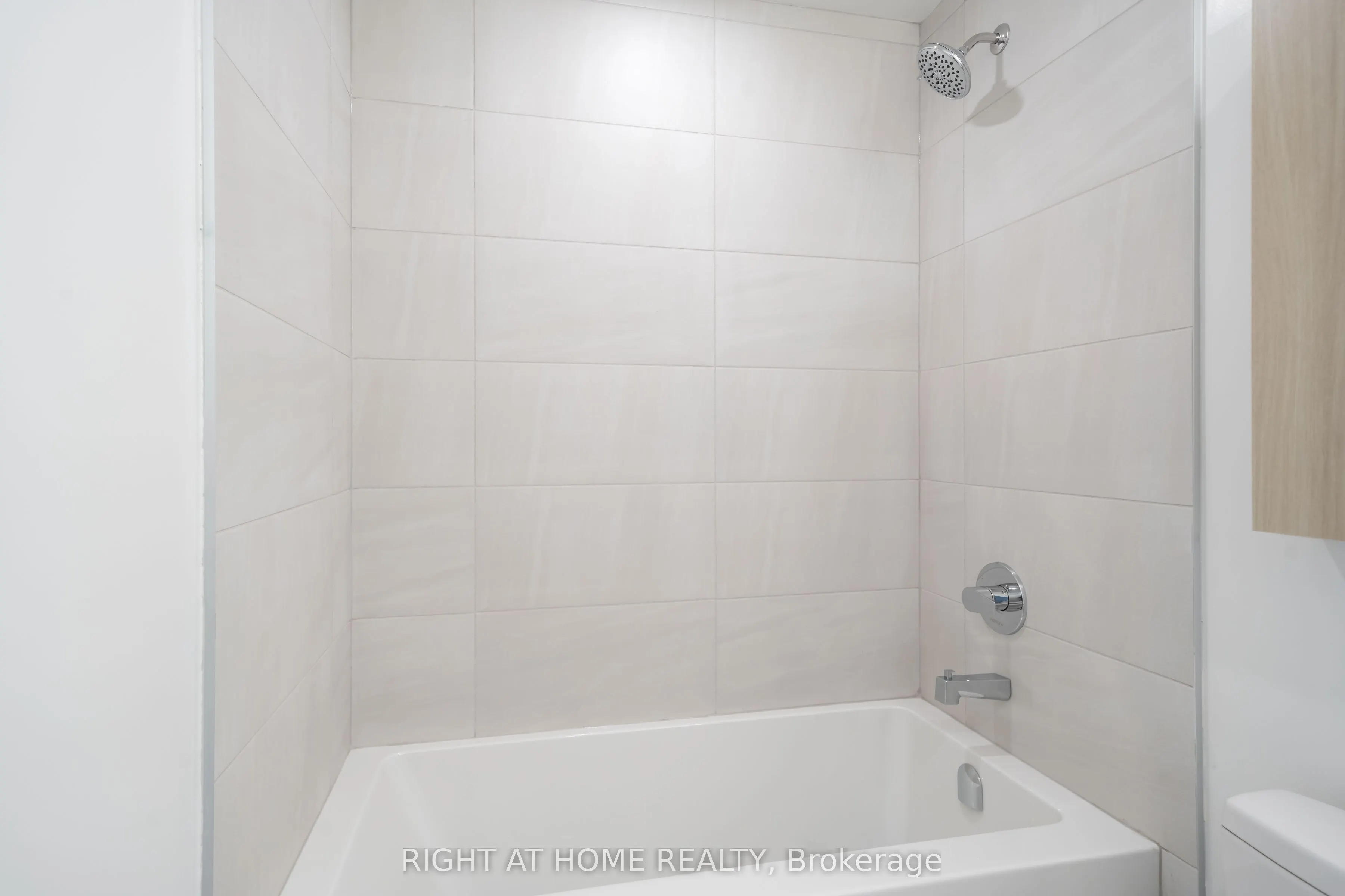50 Upper Mall Way #2406