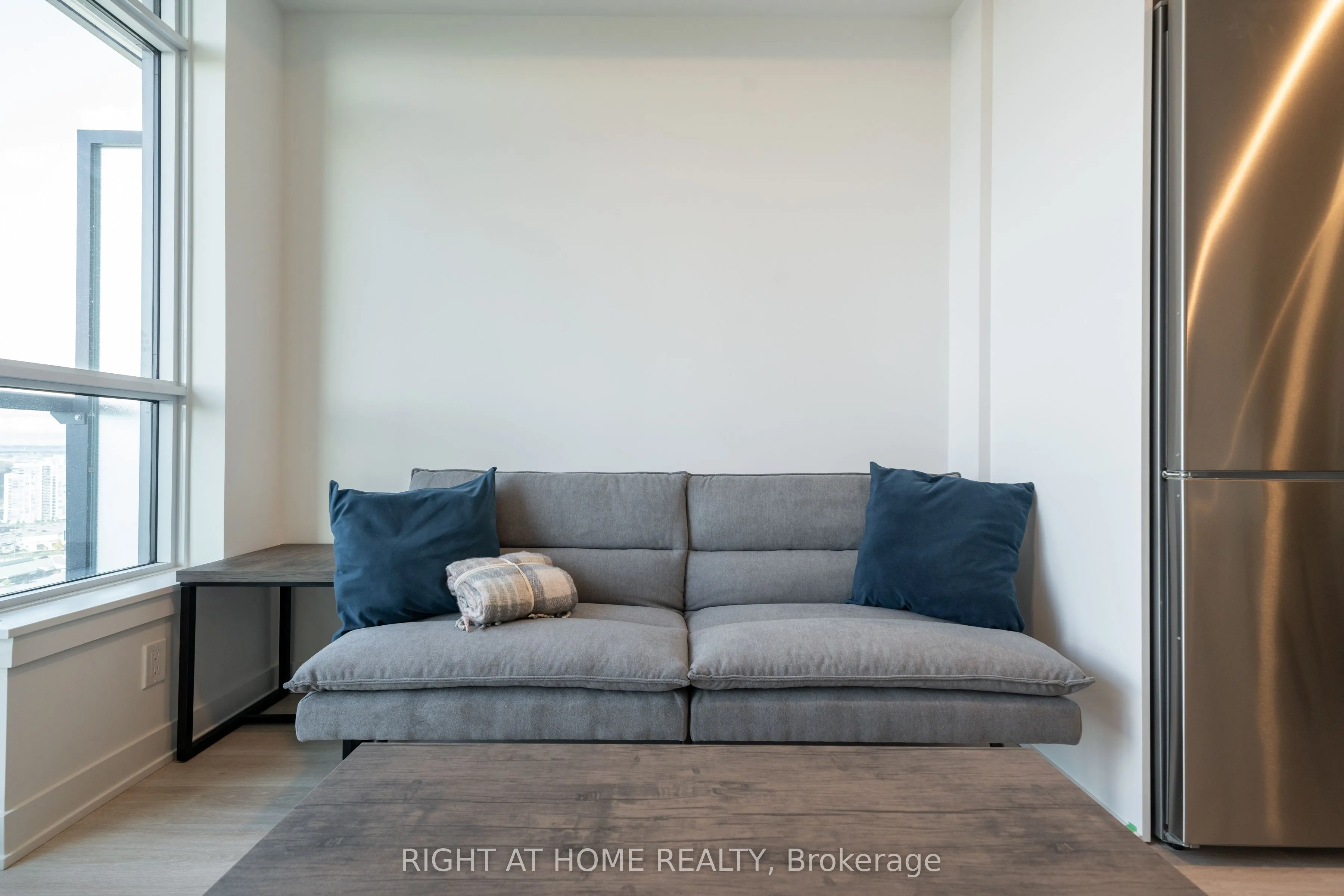 50 Upper Mall Way #2406
