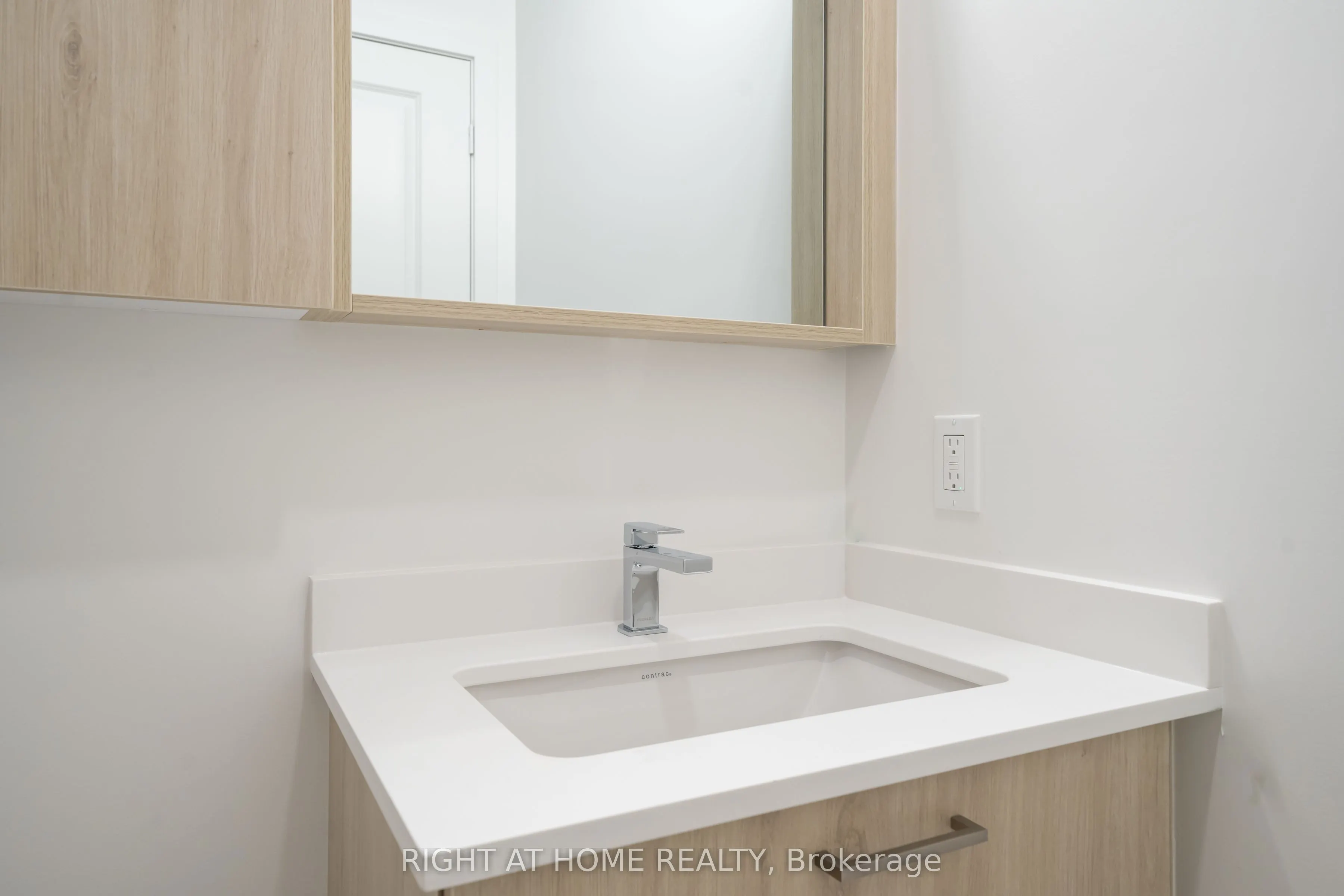 50 Upper Mall Way #2406