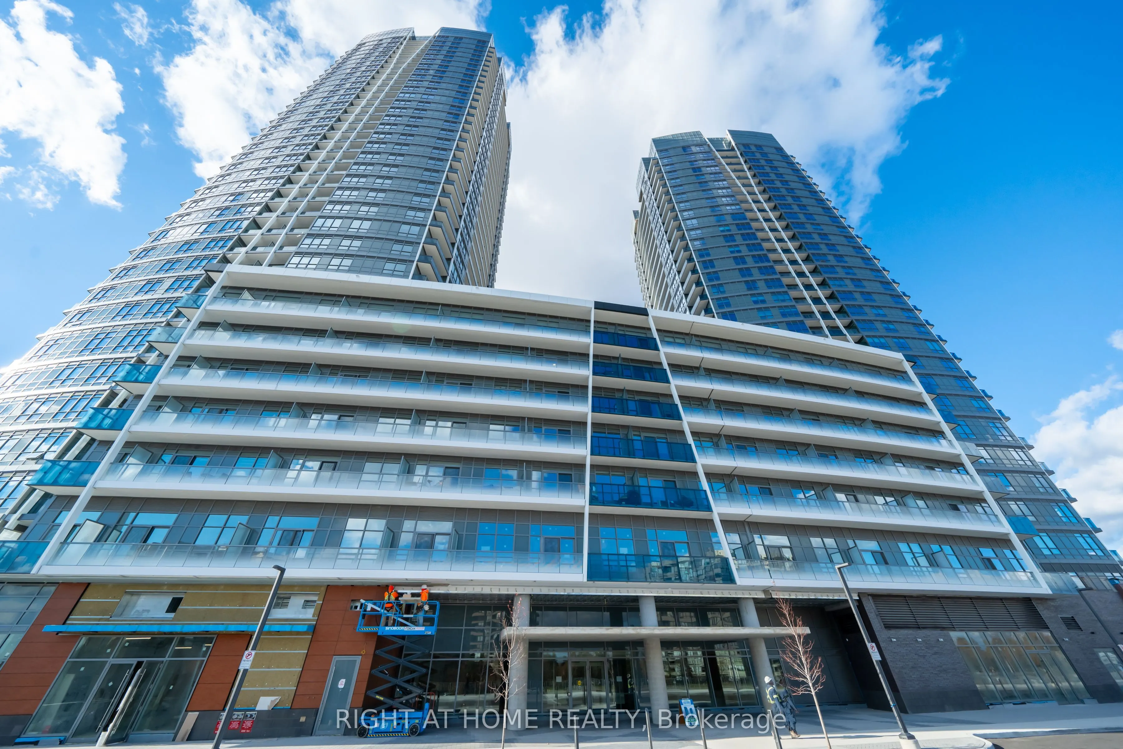 50 Upper Mall Way #2406