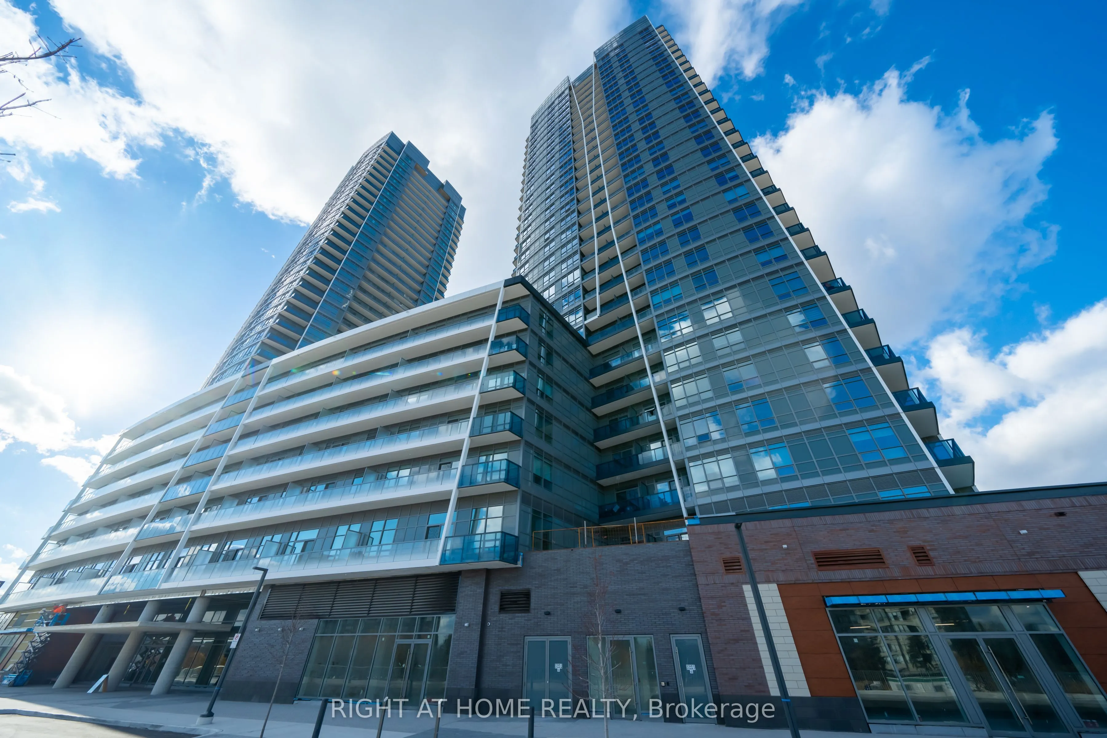50 Upper Mall Way #2406