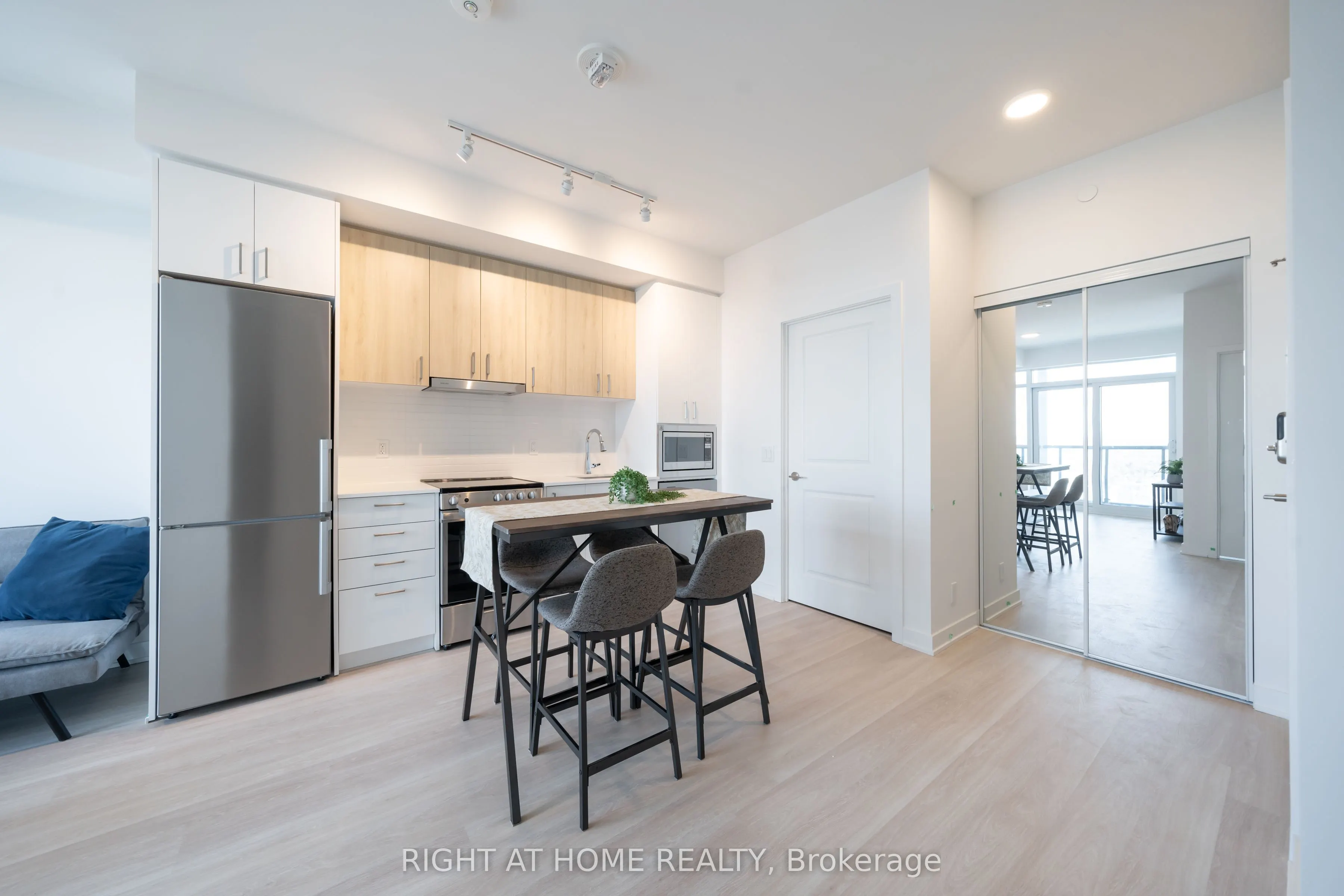 50 Upper Mall Way #2406