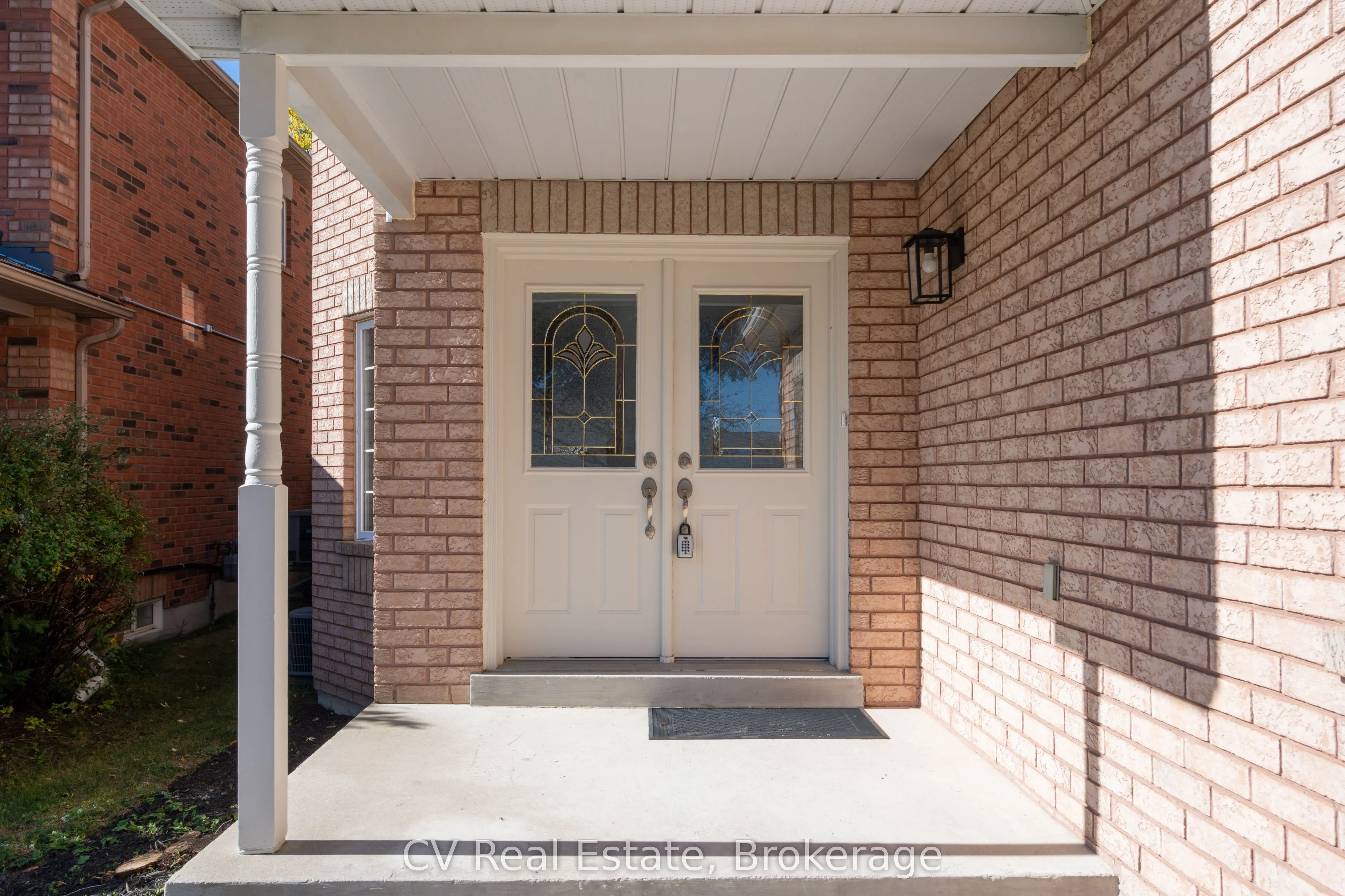 1338 Vincent Crescent