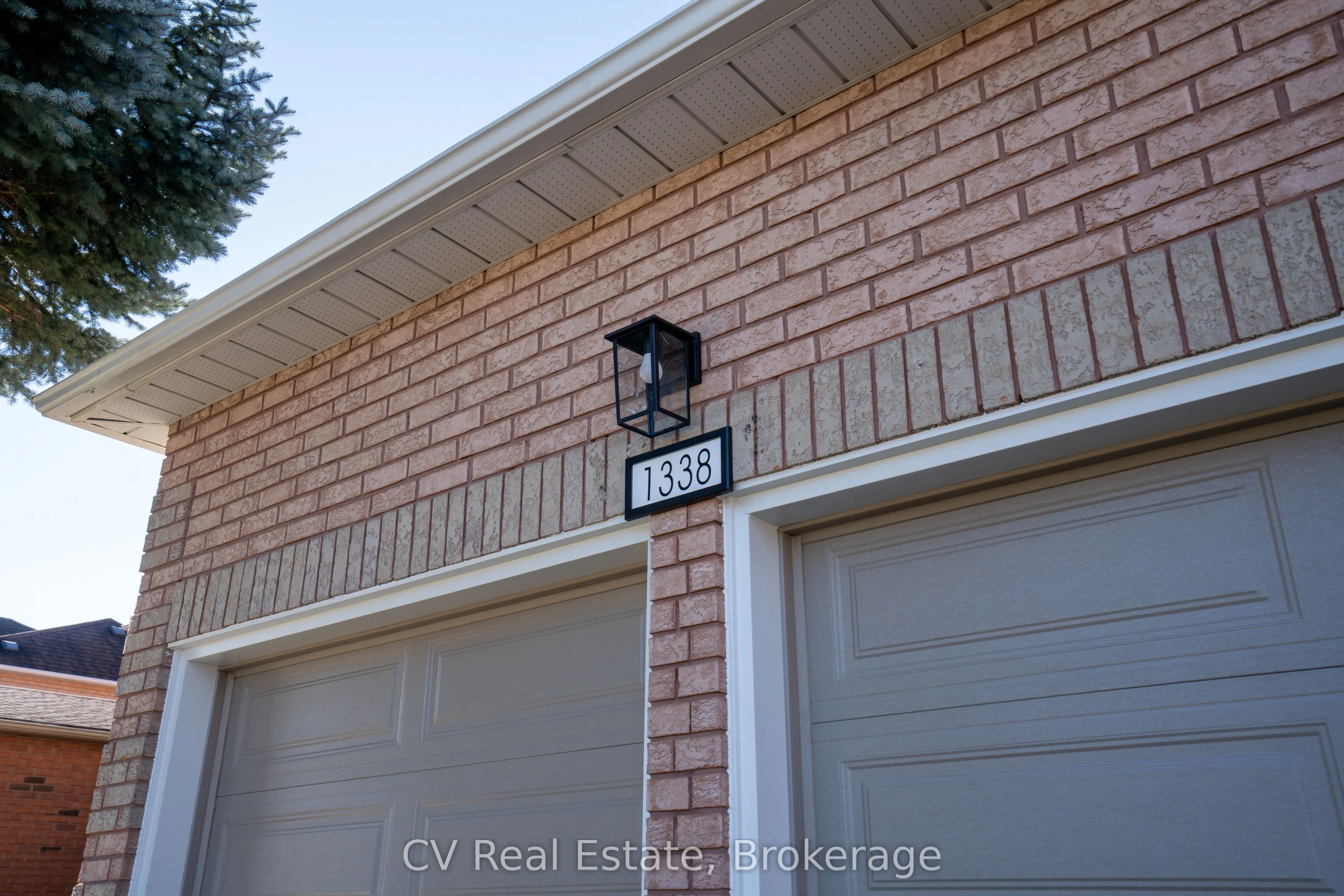 1338 Vincent Crescent