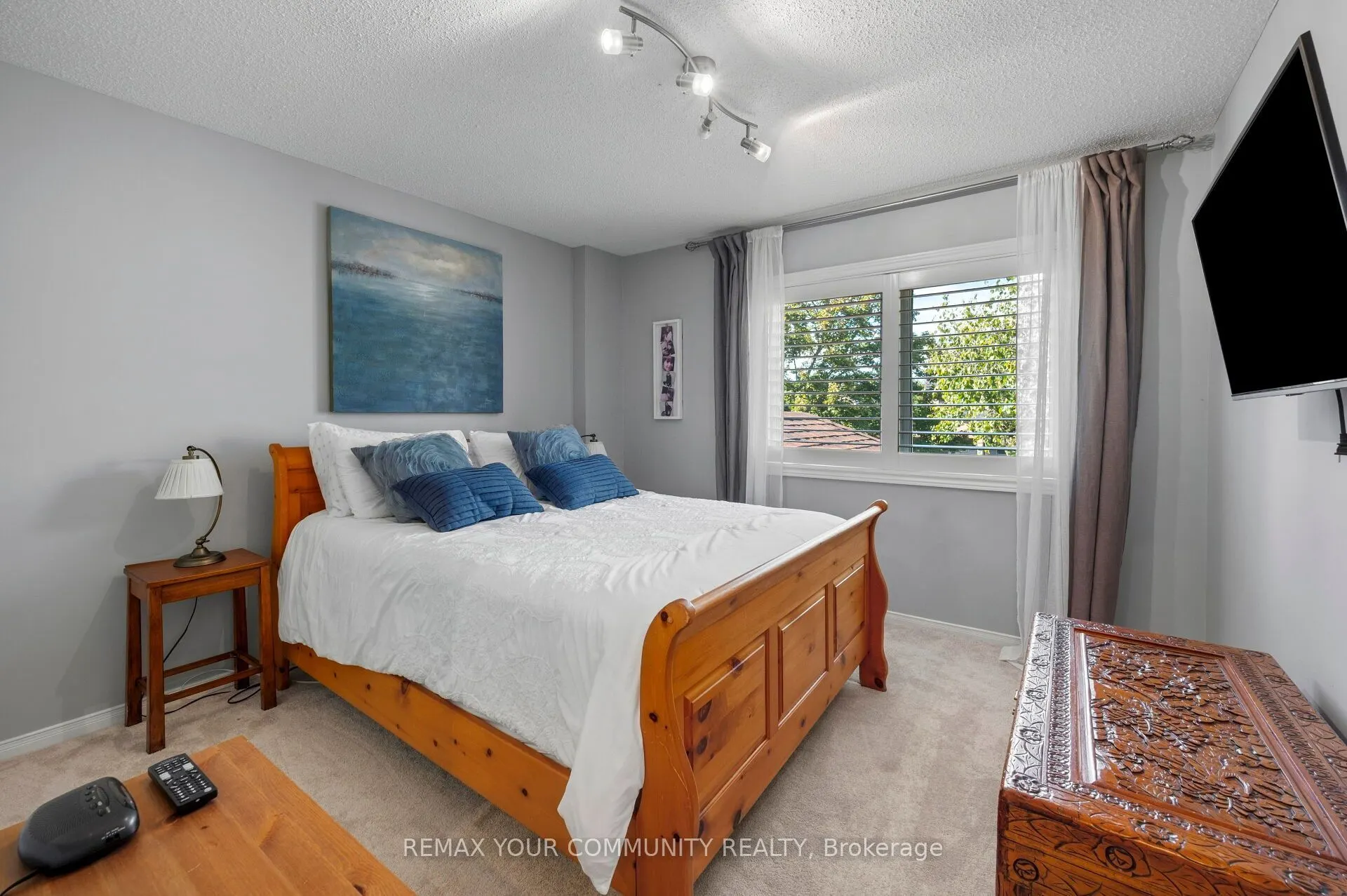 25 Albery Crescent