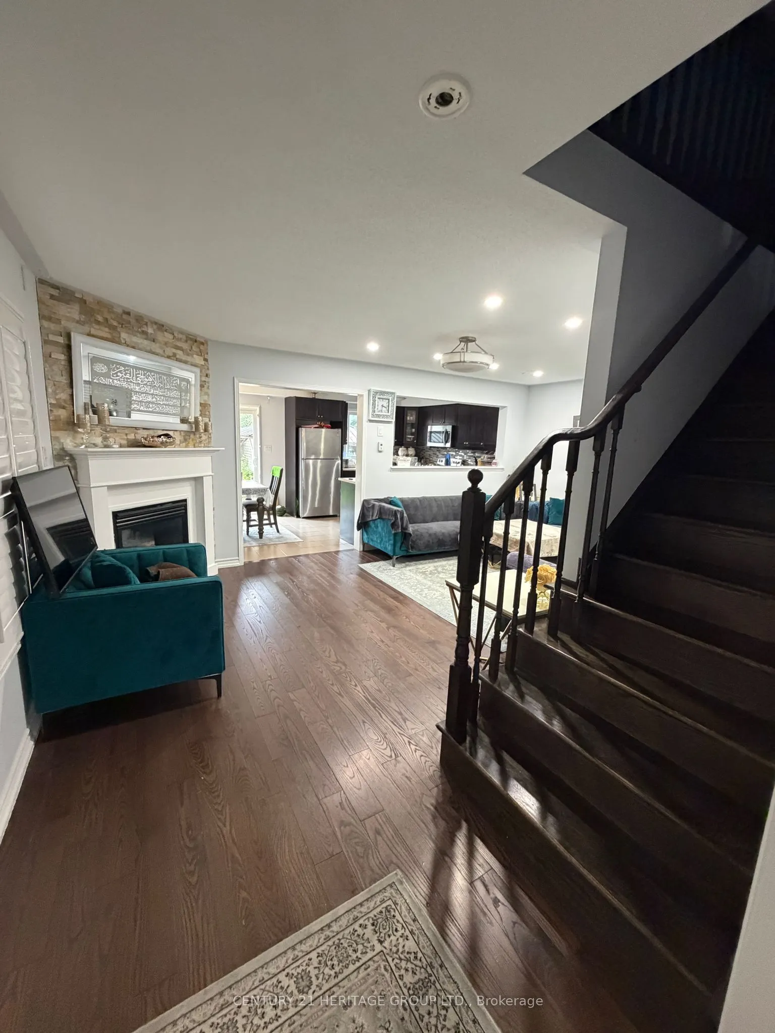 212 Armstrong Crescent E #Upper Level, Main & 2nd