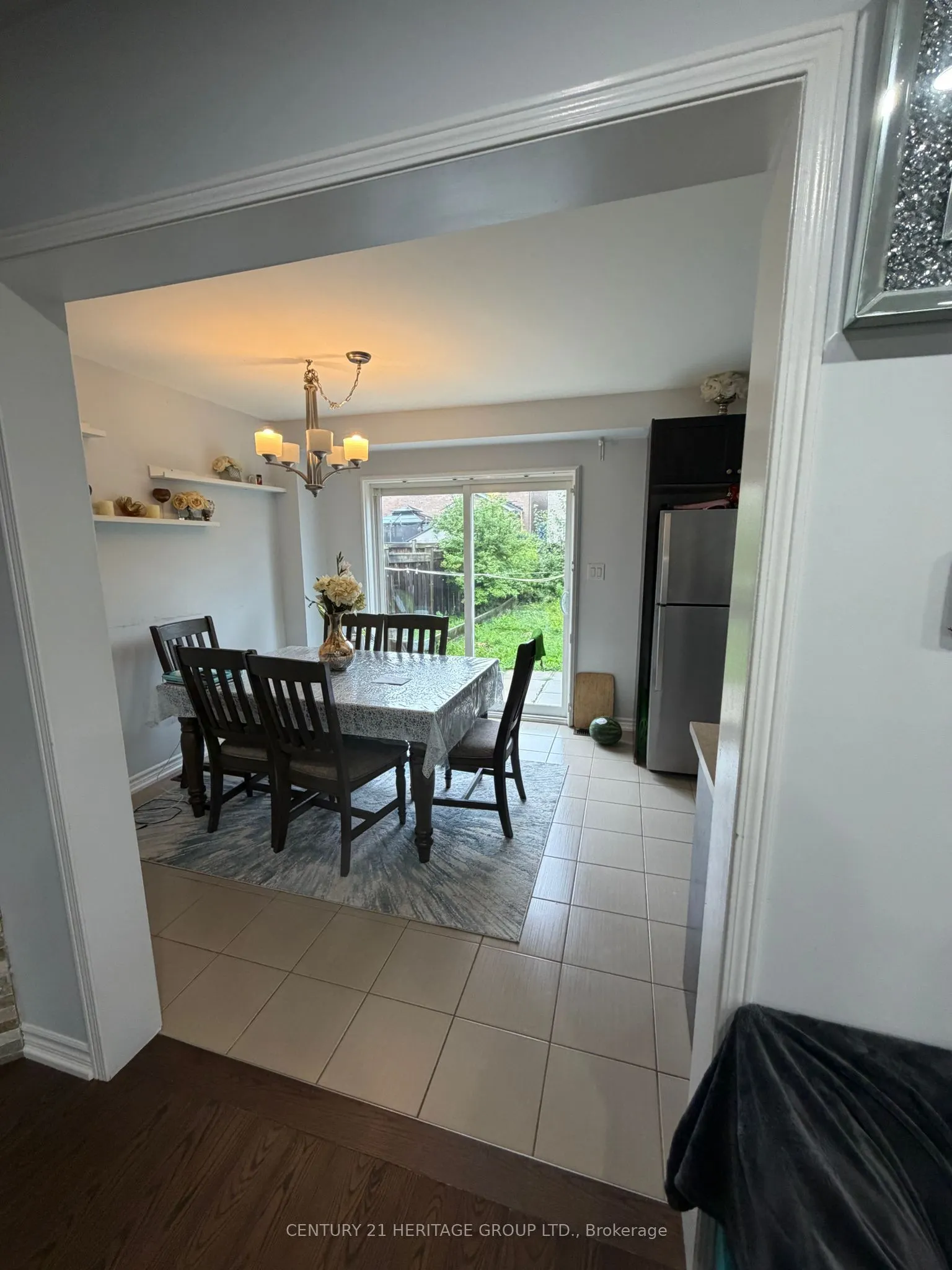 212 Armstrong Crescent E #Upper Level, Main & 2nd