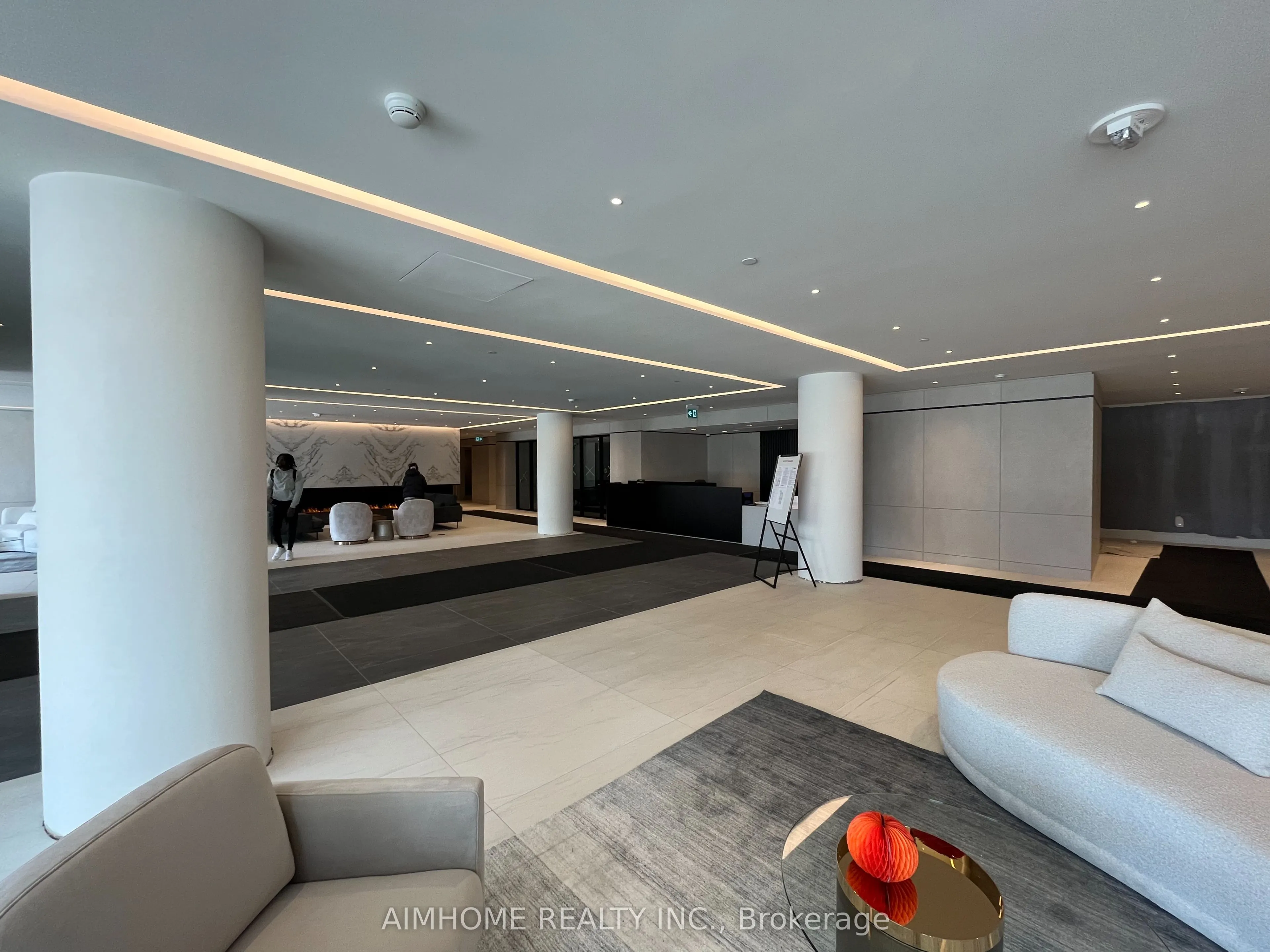 50 Upper Mall Way #1902