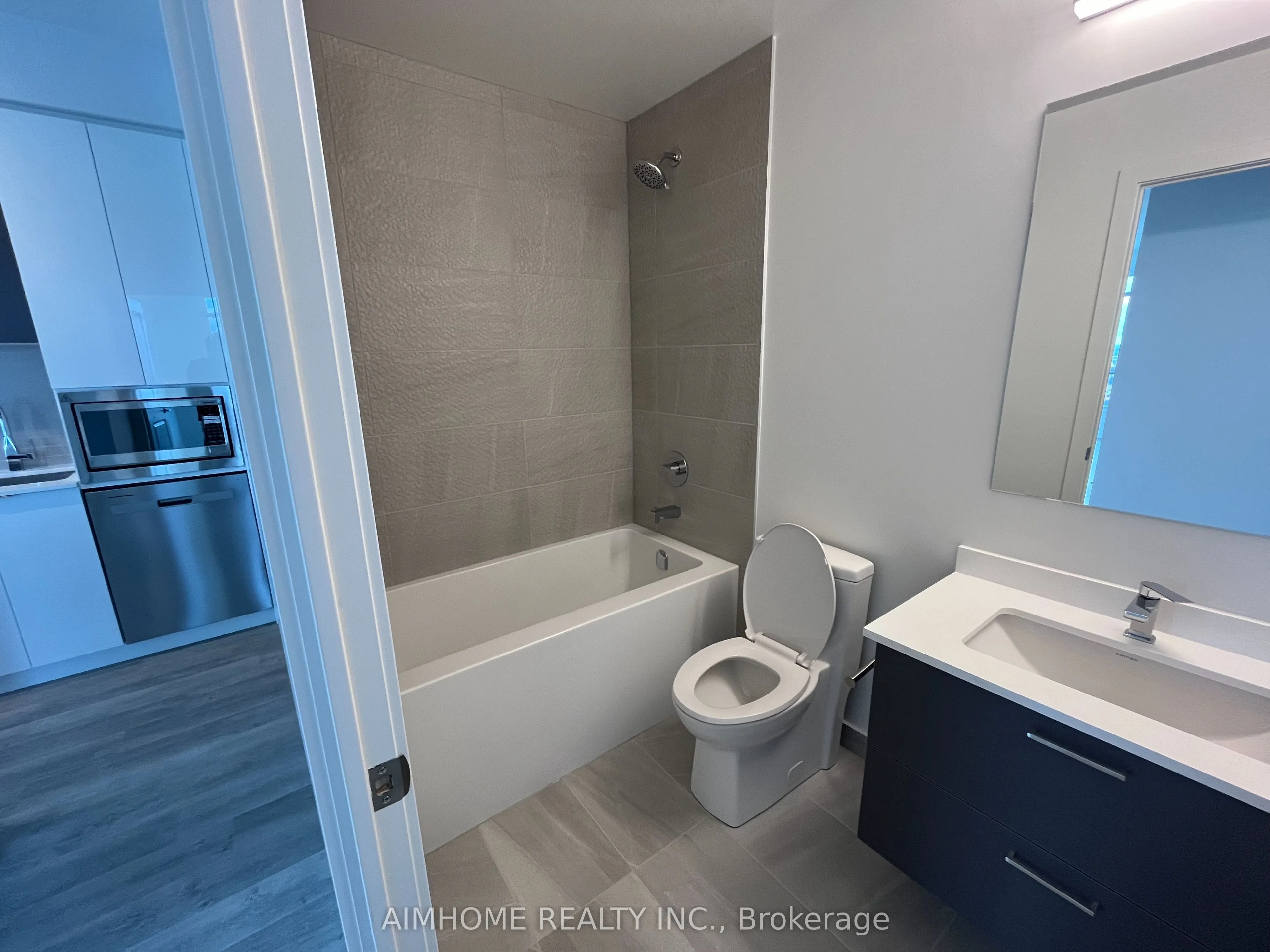 50 Upper Mall Way #1902