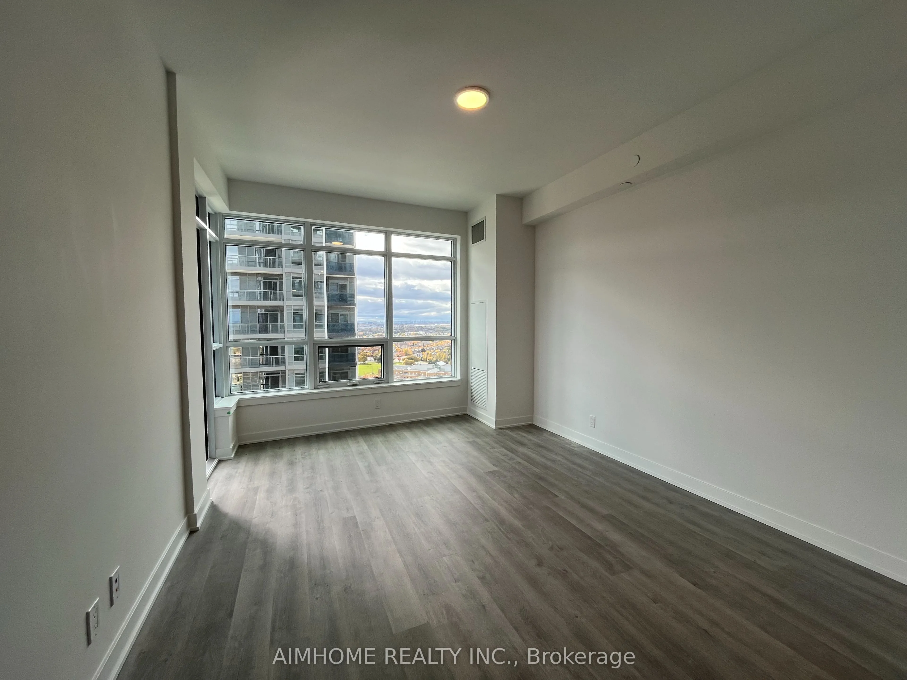 50 Upper Mall Way #1902