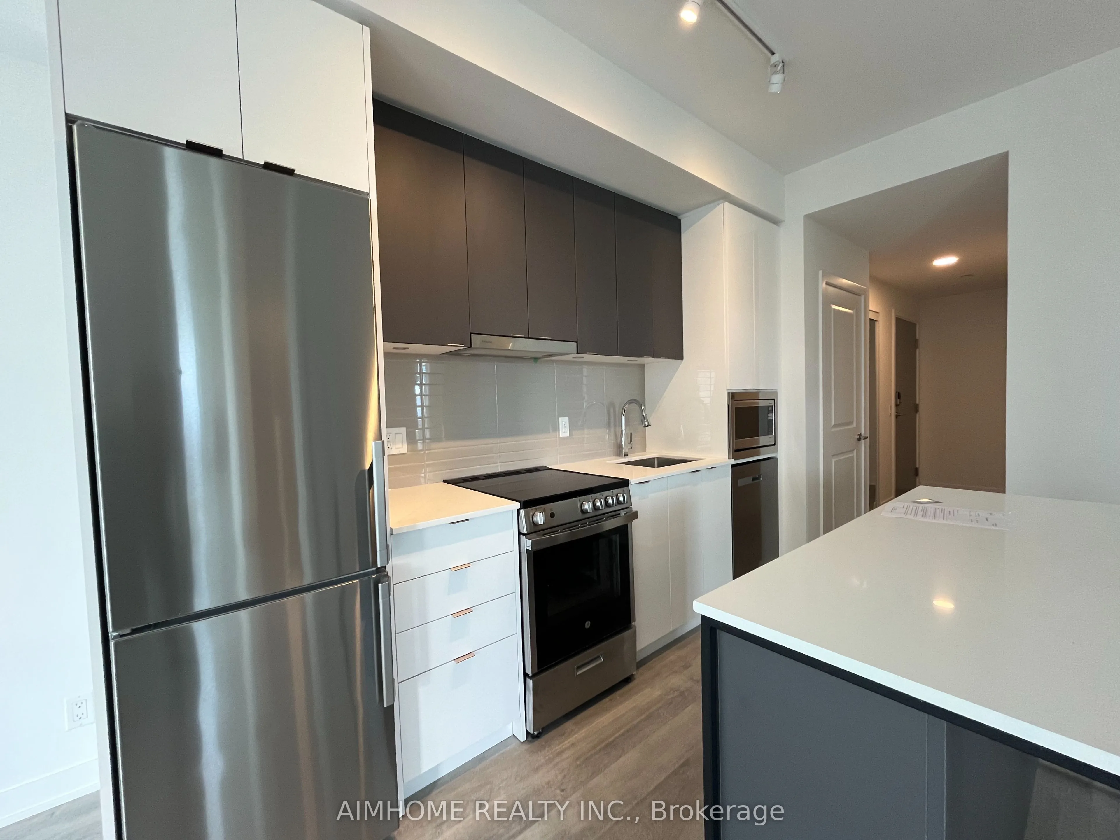 50 Upper Mall Way #1902