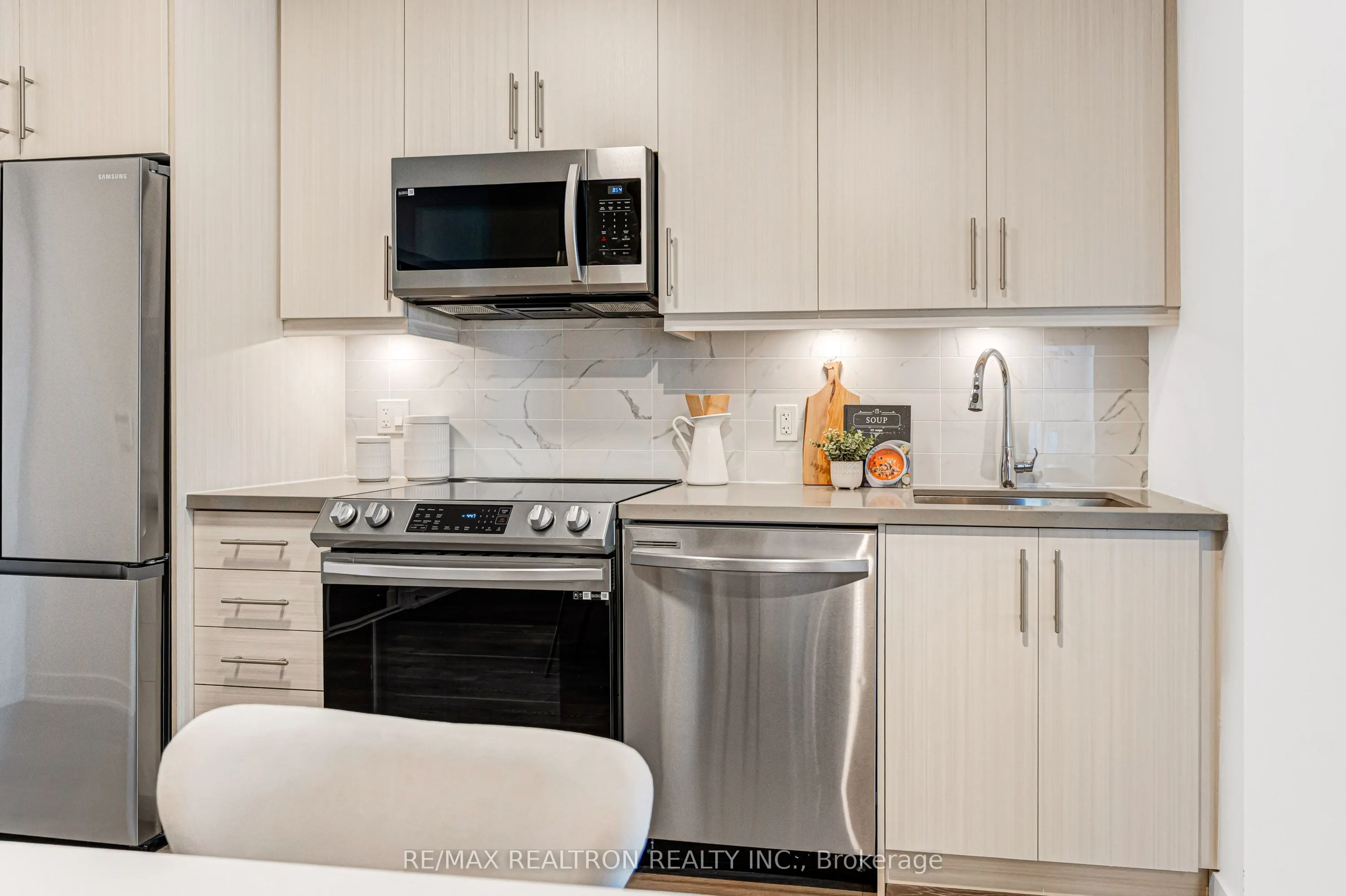 105 Oneida Crescent #1005
