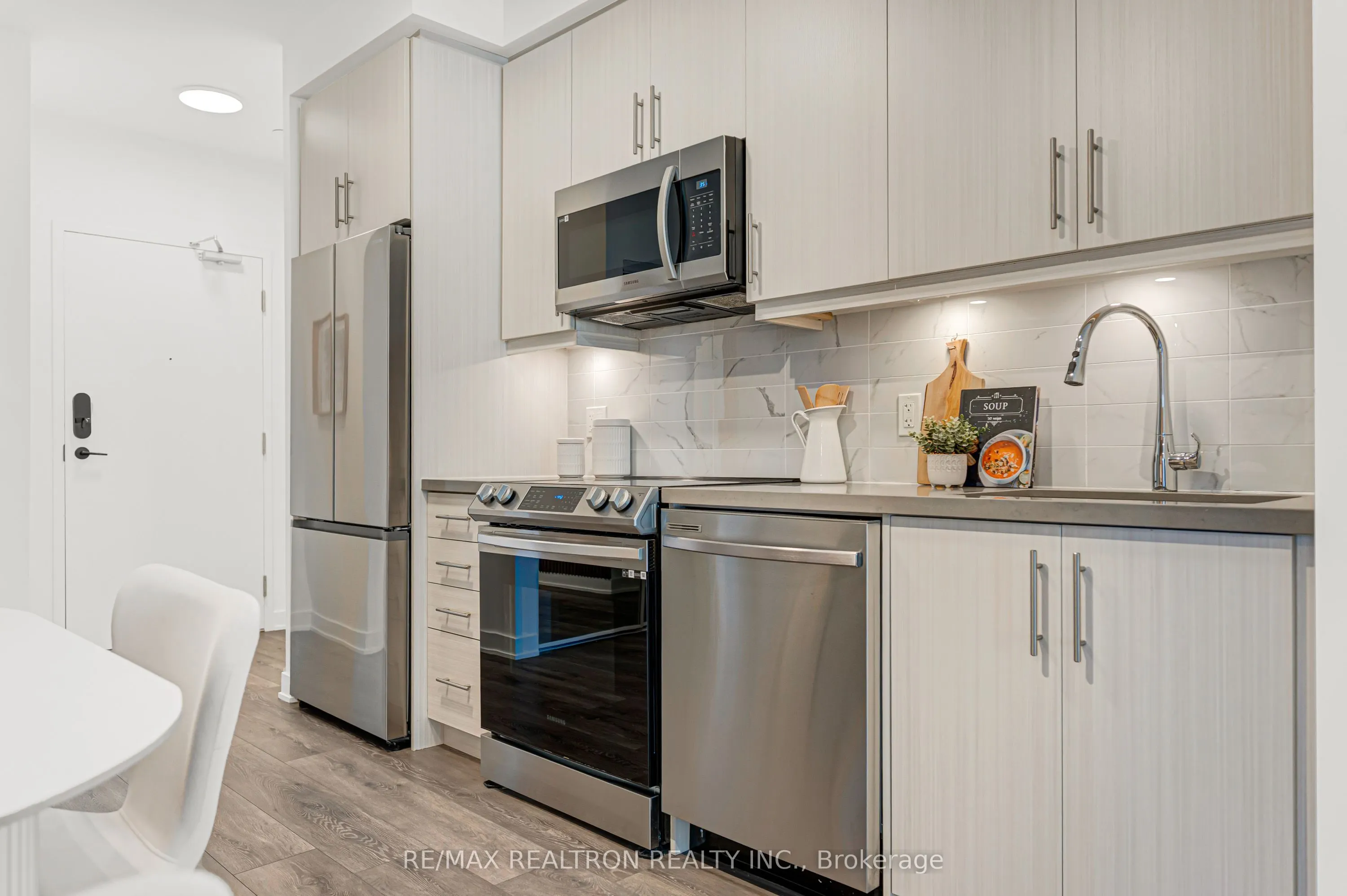 105 Oneida Crescent #1005