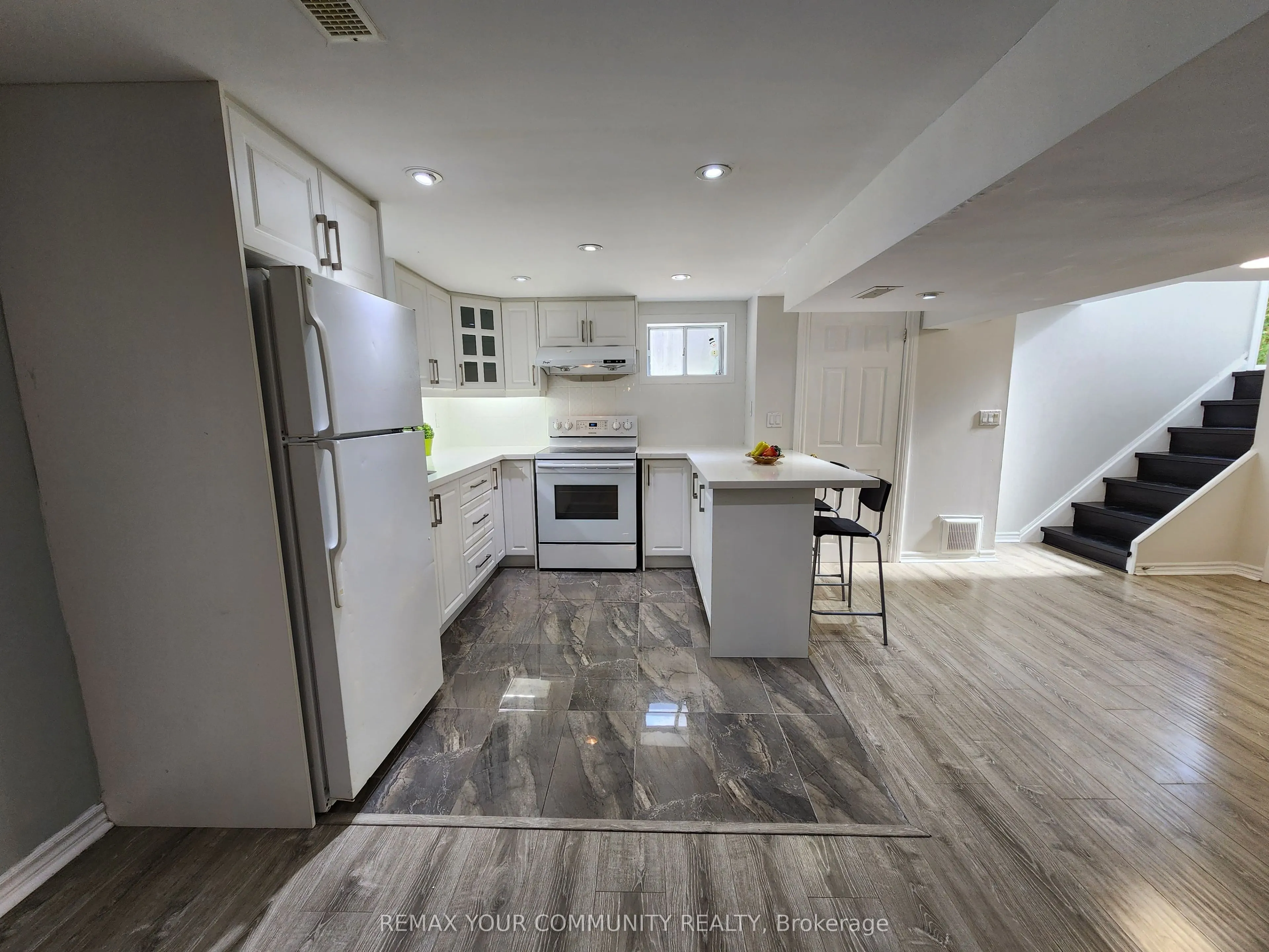 387 Paliser Crescent N #Lower Level