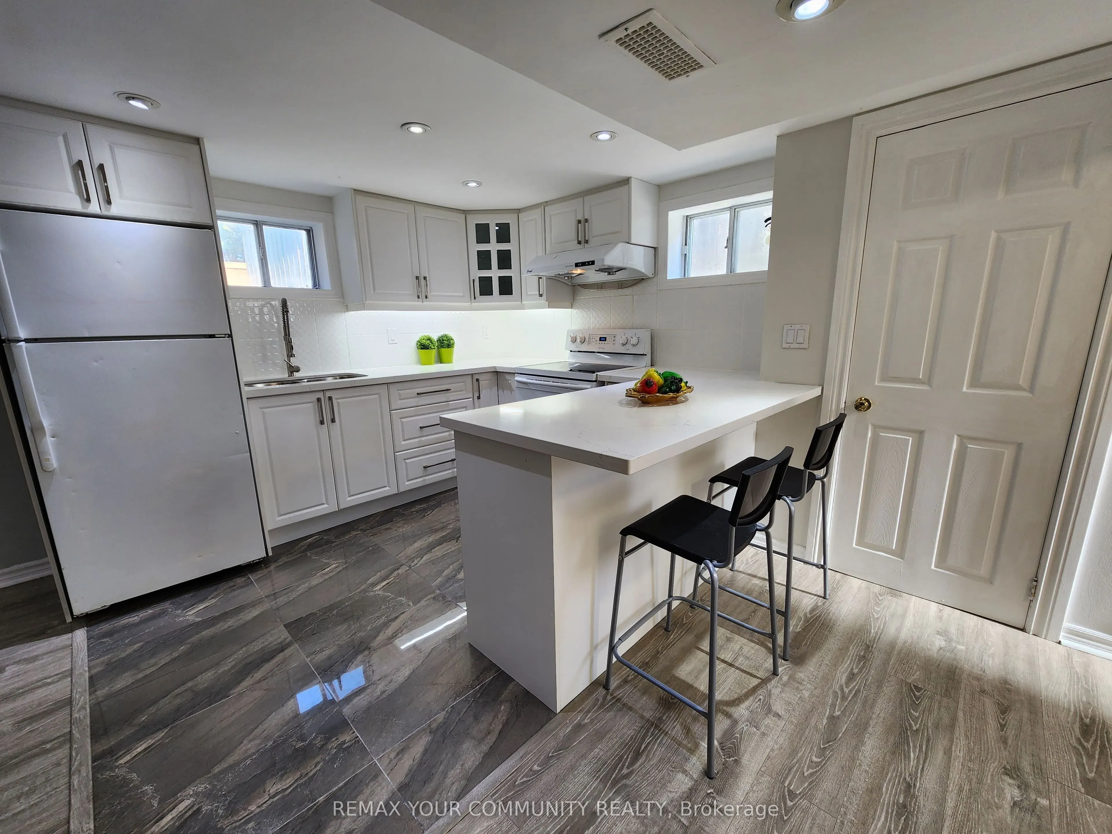 387 Paliser Crescent N #Lower Level