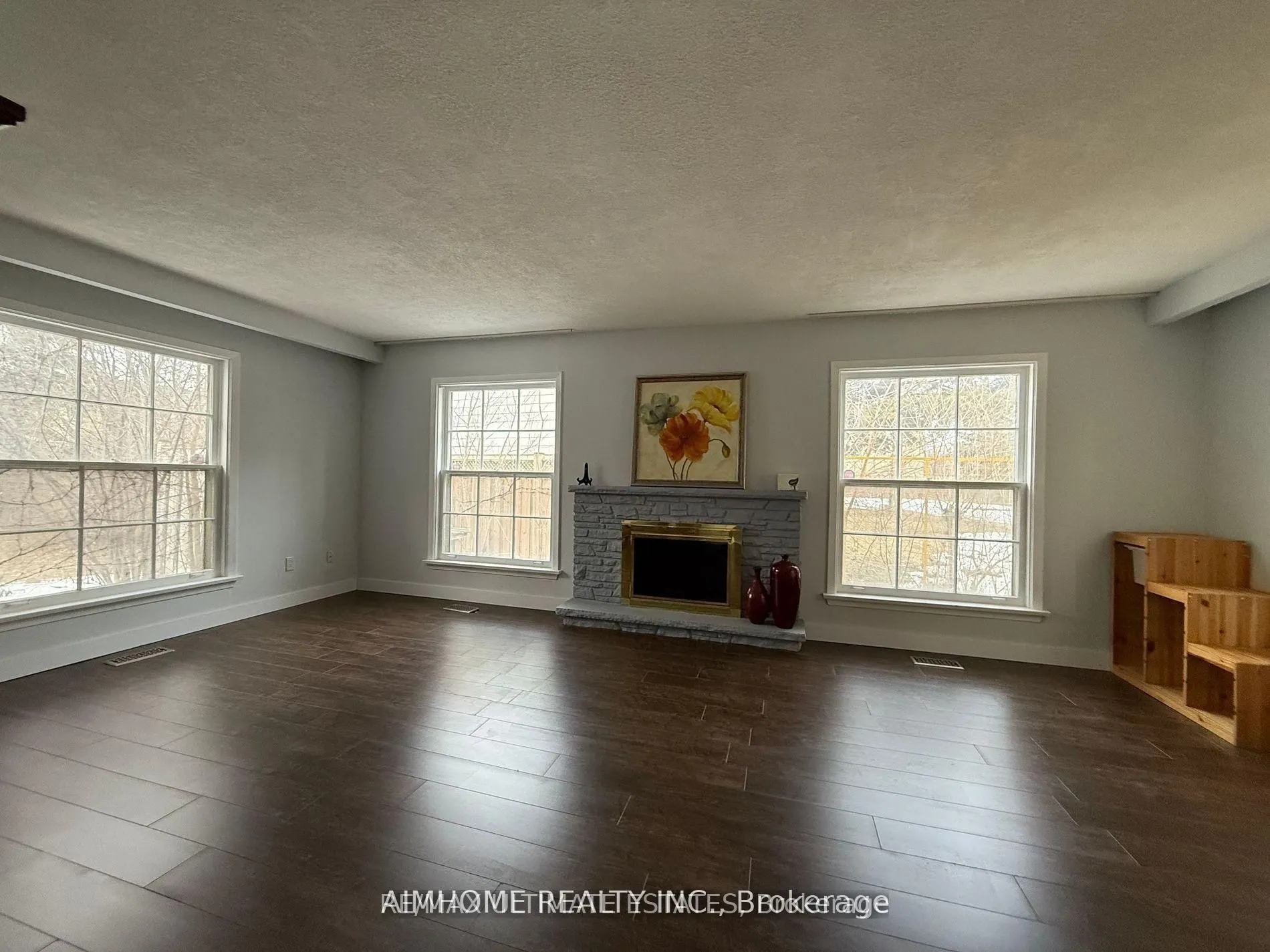 338 Steeles Avenue E